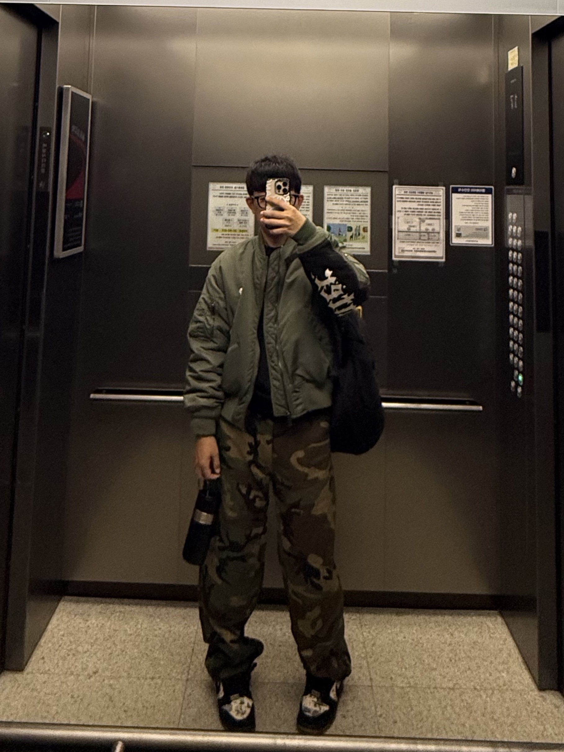 Supreme Jacquard Logos Double Knee Denim Painter Jean Woodland Camo - 25FW, Supreme x Bounty Hunter MA-1 Jacket Olive - 23FW 착용 스타일