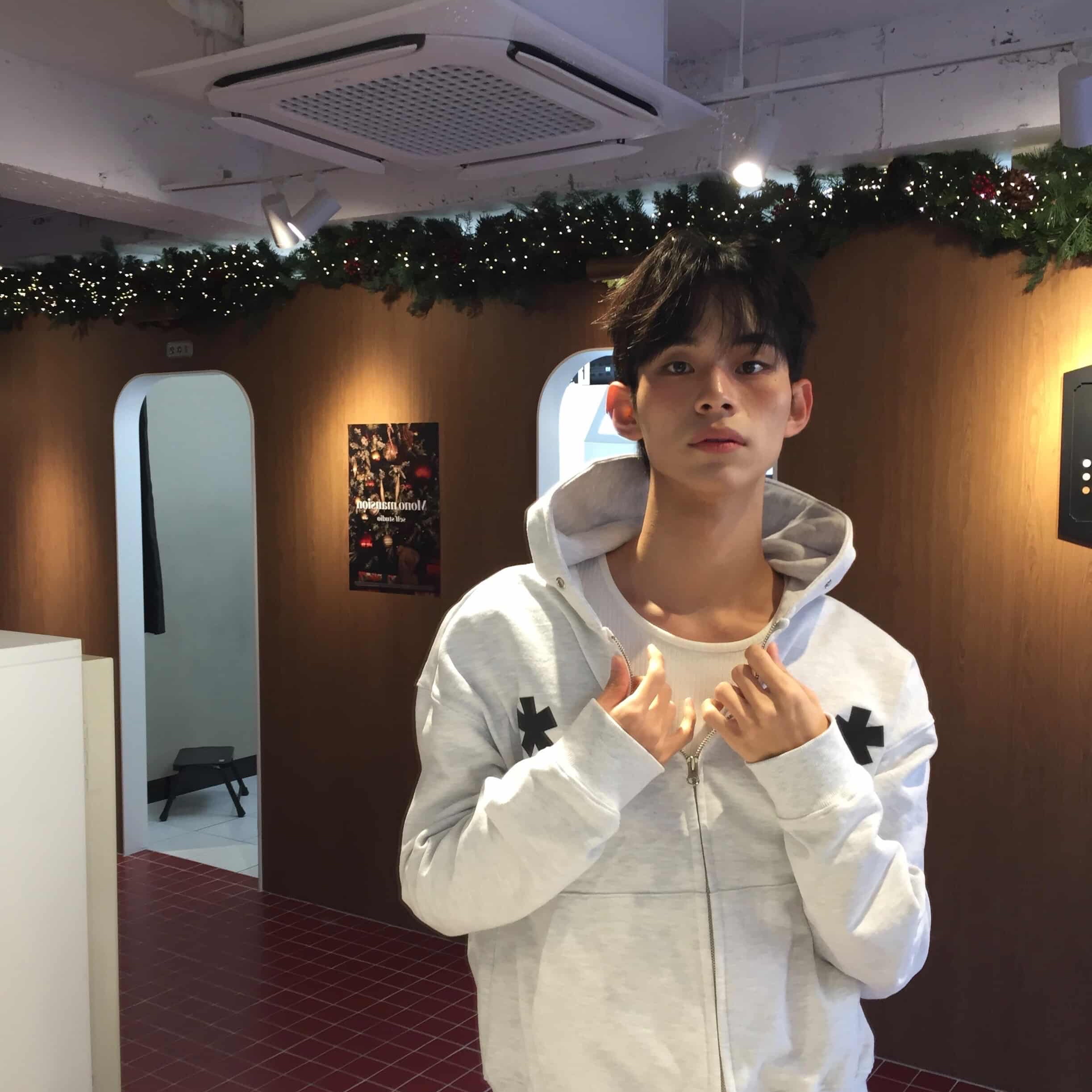 AMOU Square Star Hoodie Zip Up White Melange, AMOU Square Star Hoodie Zip Up Navy 착용 스타일 - 2