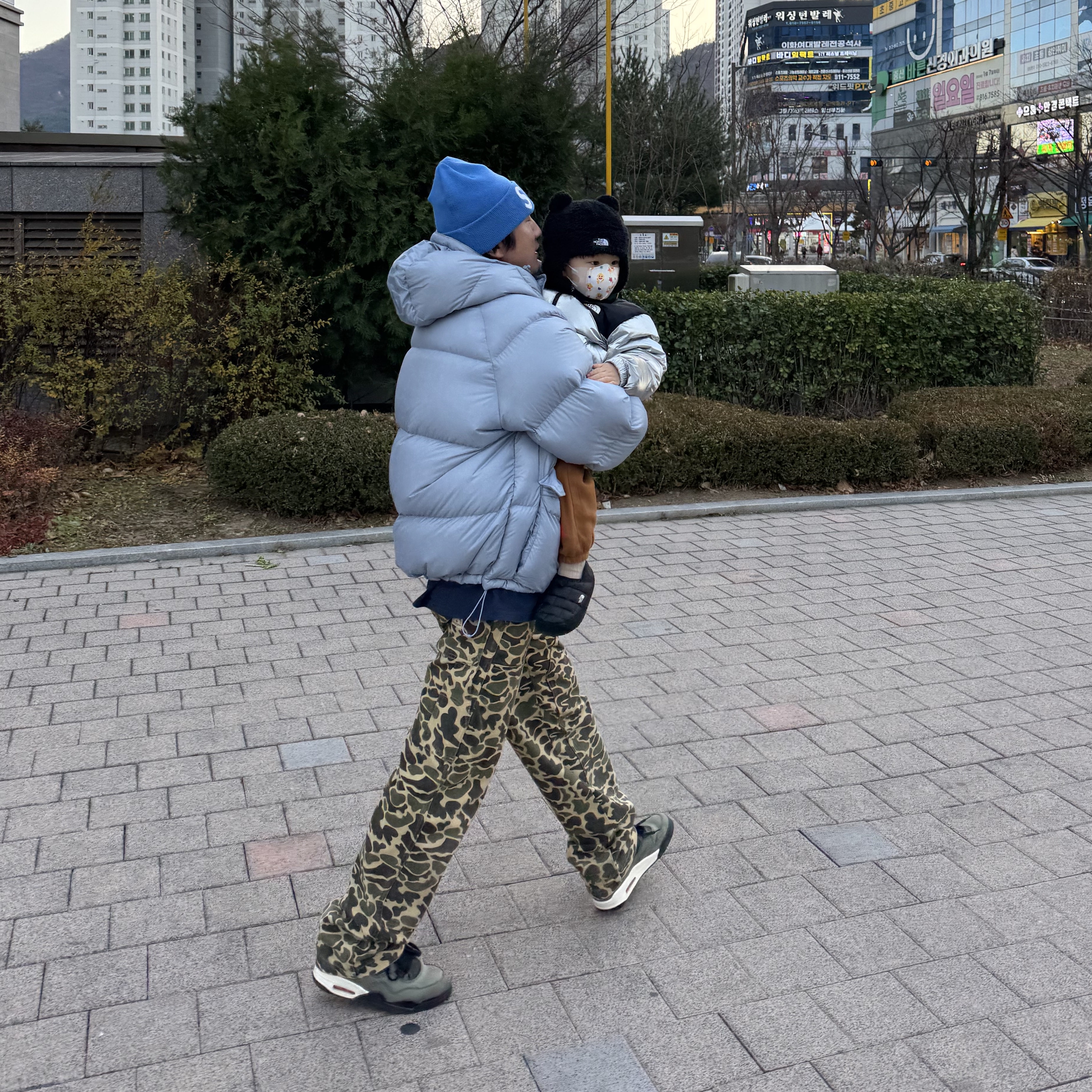 Supreme New Era S Logo Beanie Blue - 24FW, Supreme 700-Fill Down Lightweight Puffer Jacket Light Blue - 24FW 착용 스타일 - 1