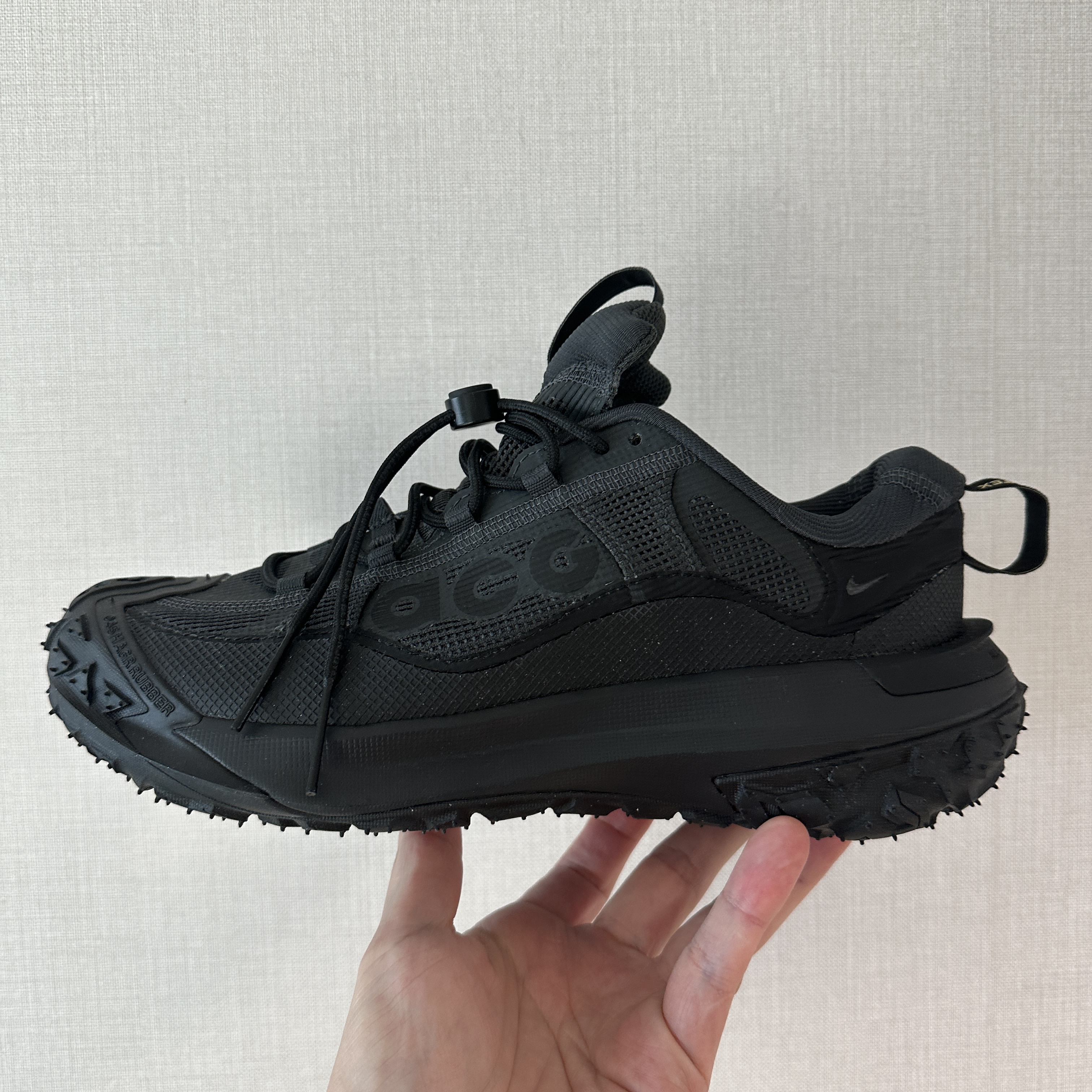 Nike ACG Mountain Fly 2 Low Gore-Tex Black and Dark Smoke Grey 착용 스타일