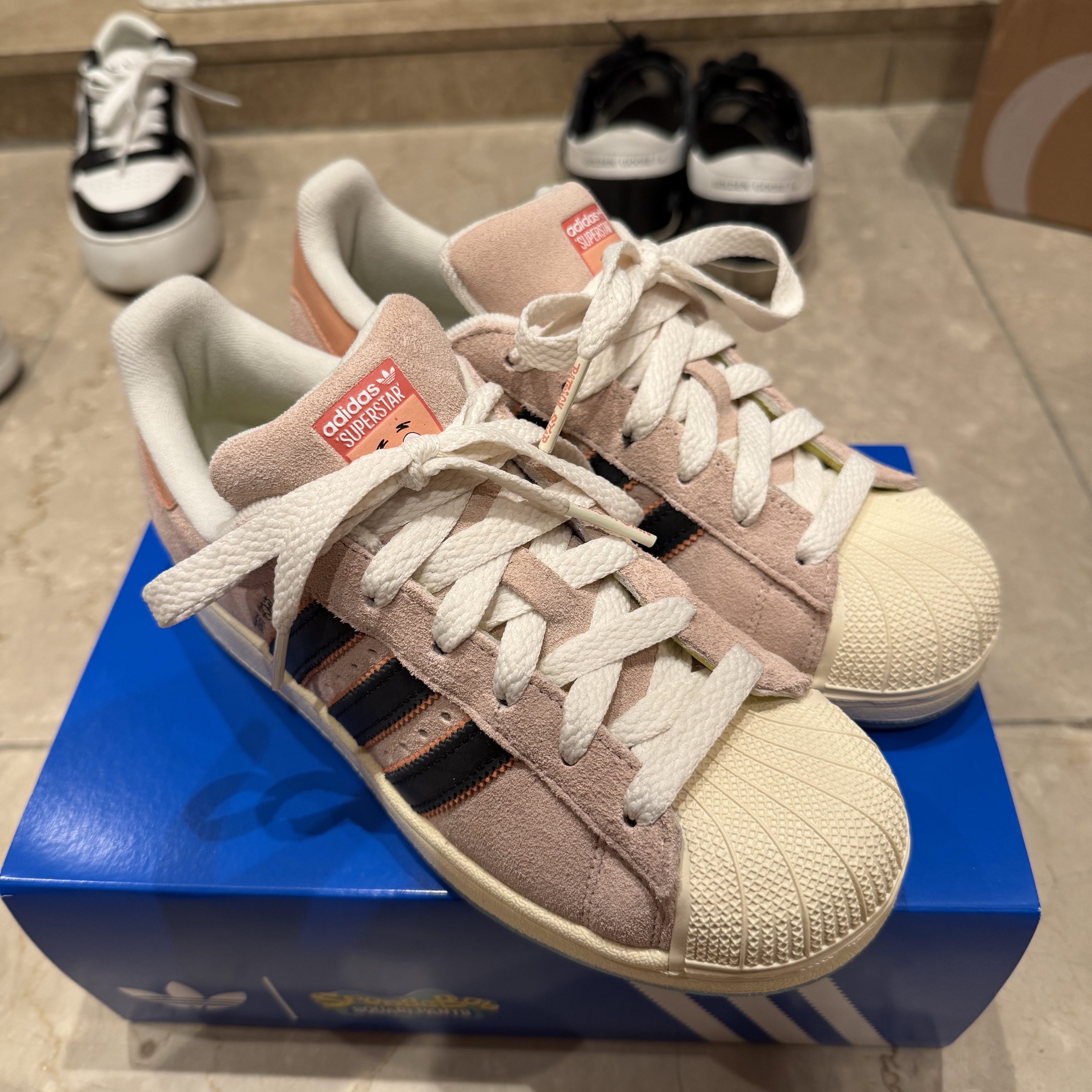 Adidas x Spongebob Patrick Superstar Black Core Black 착용 스타일 - 1