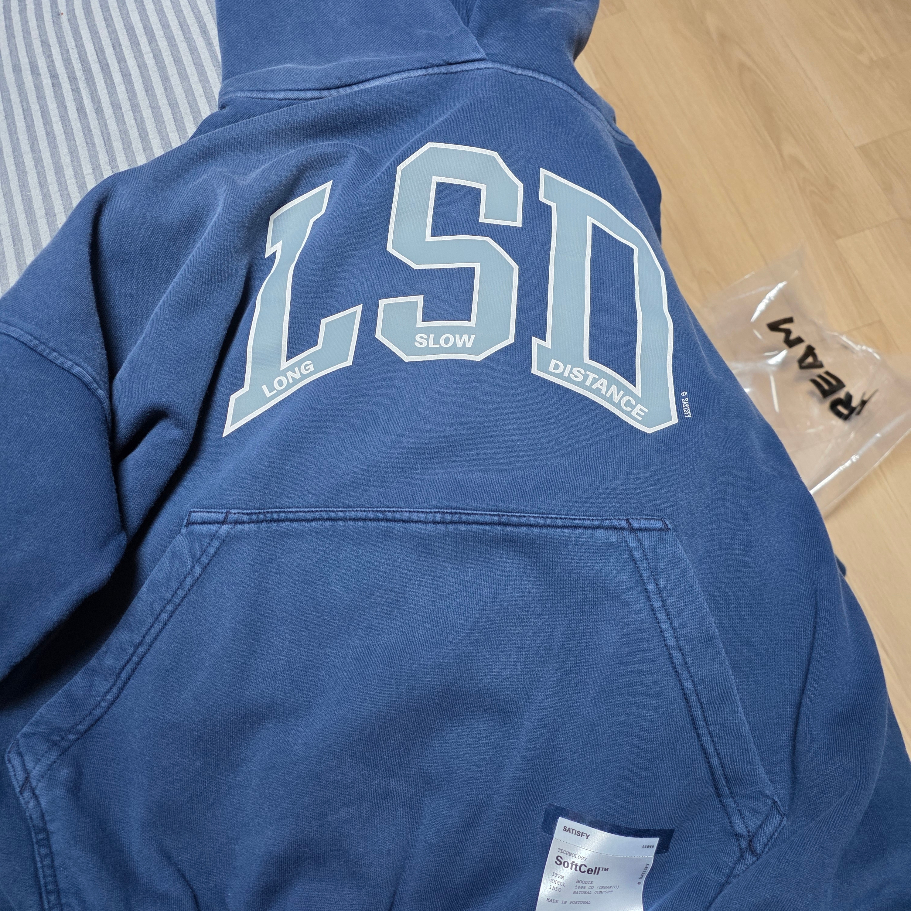 Satisfy Softcell Hoodie Sun Bleached Indigo 착용 스타일