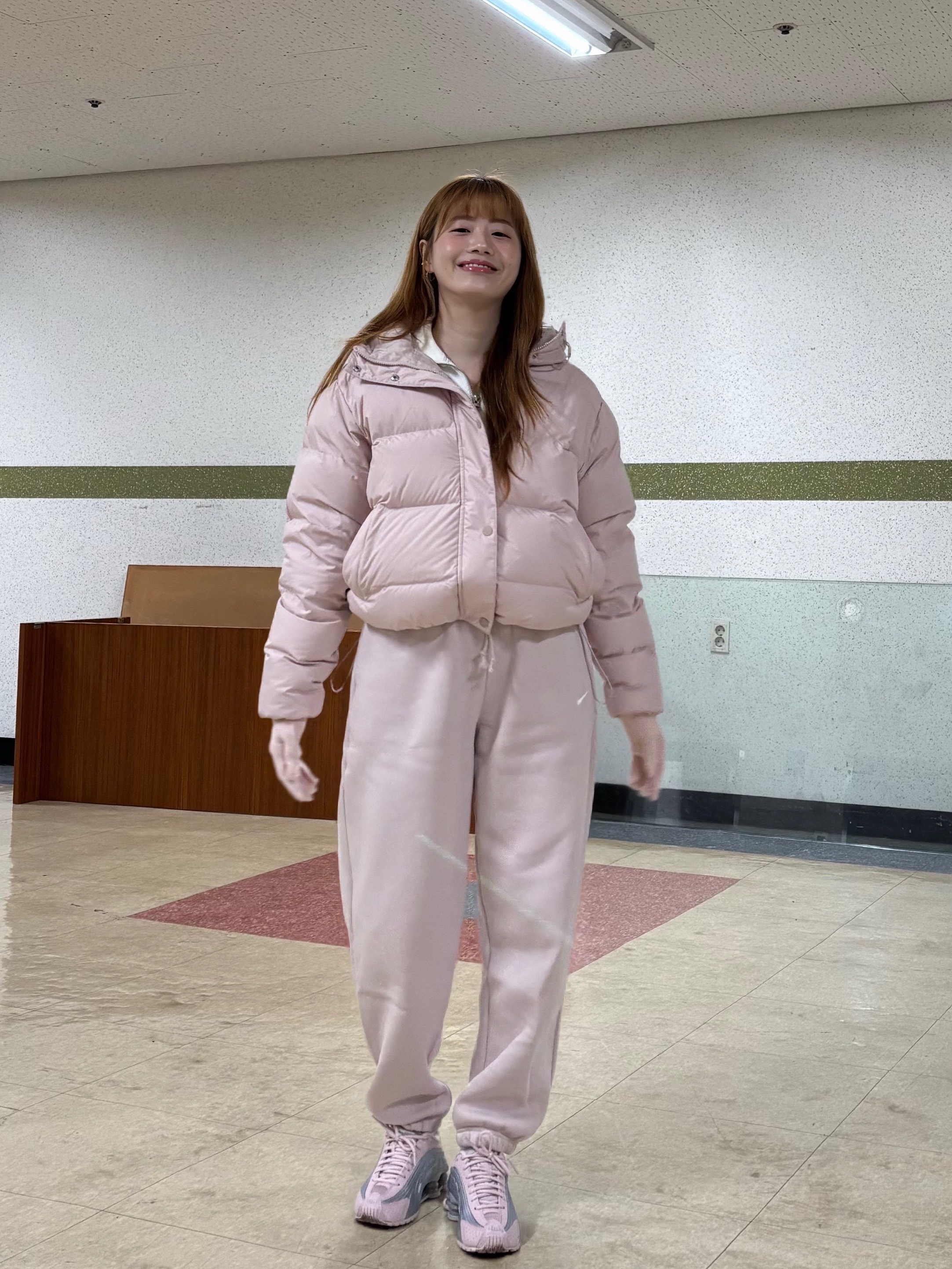 (W) Nike NSW Metro Therma-Fit Loose Fit Hooded Padded Jacket Black White, (W) Nike Shox R4 Barely Rose Metallic Platinum 착용 스타일 - 7