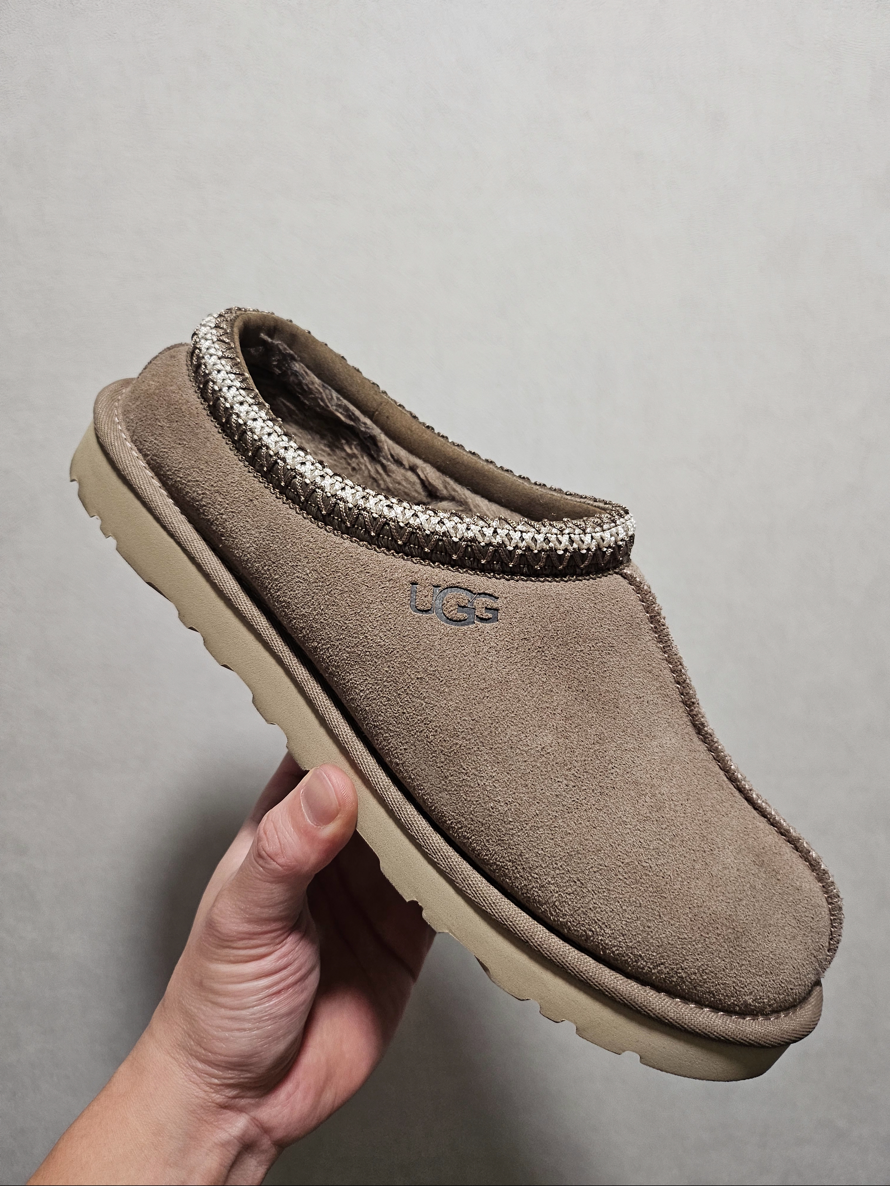UGG Tasman Slipper Caribou 착용 스타일