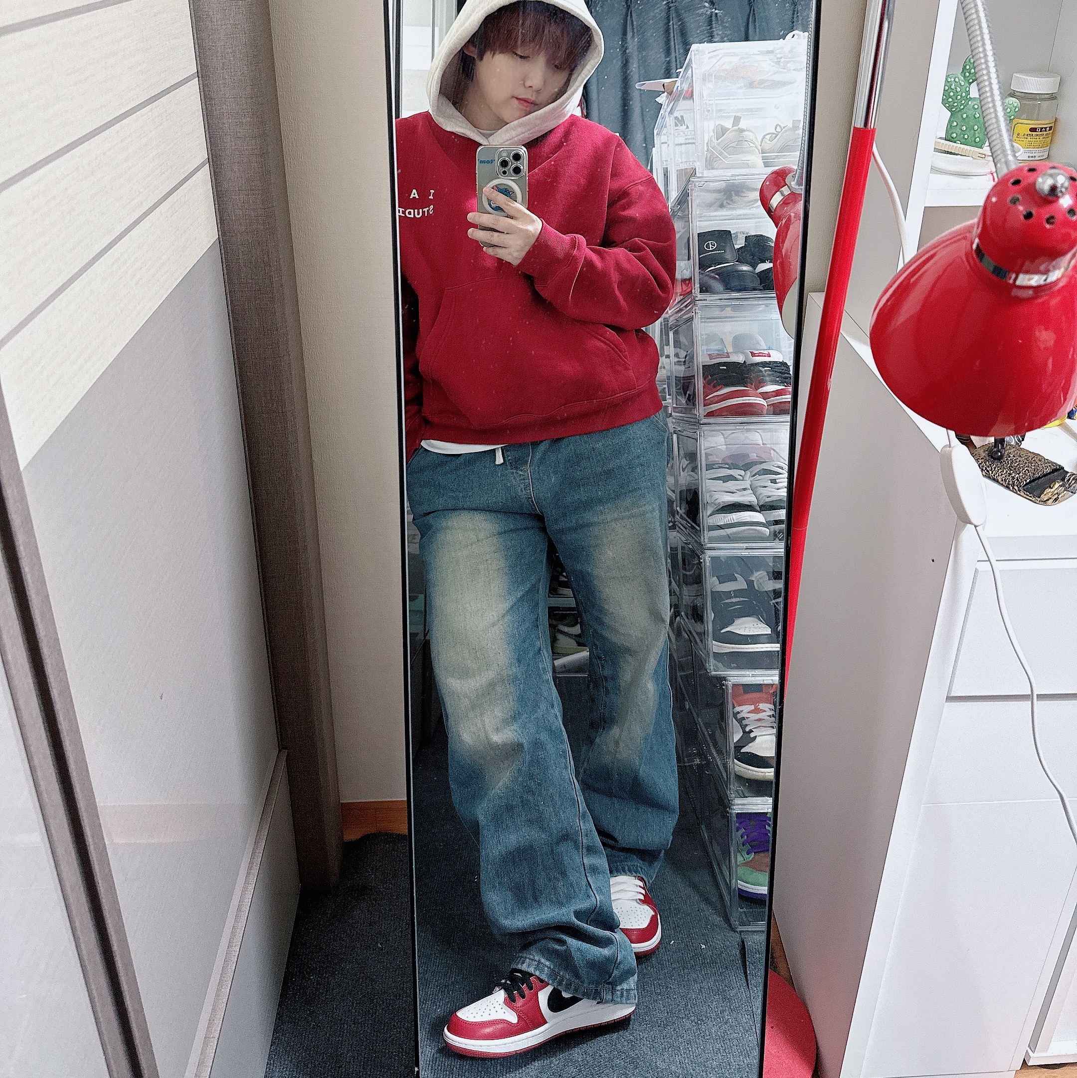 Jordan 1 Retro Low OG Chicago, IAB Studio 24 Christmas Hoodie Burgundy Oatmeal 착용 스타일 - 1