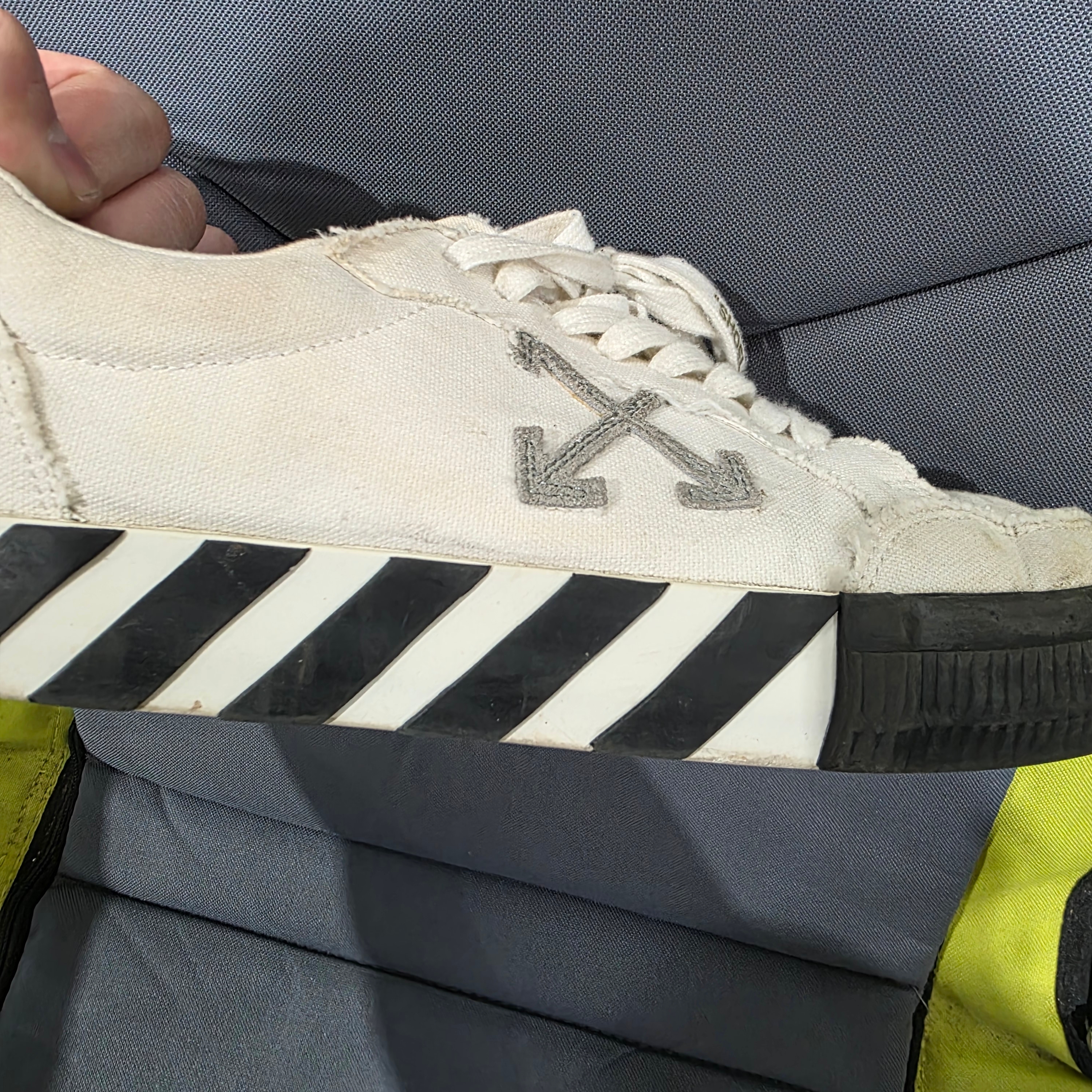 Off-White Arrow Low Vulcanized Sneakers White Grey - 21FW 착용 스타일