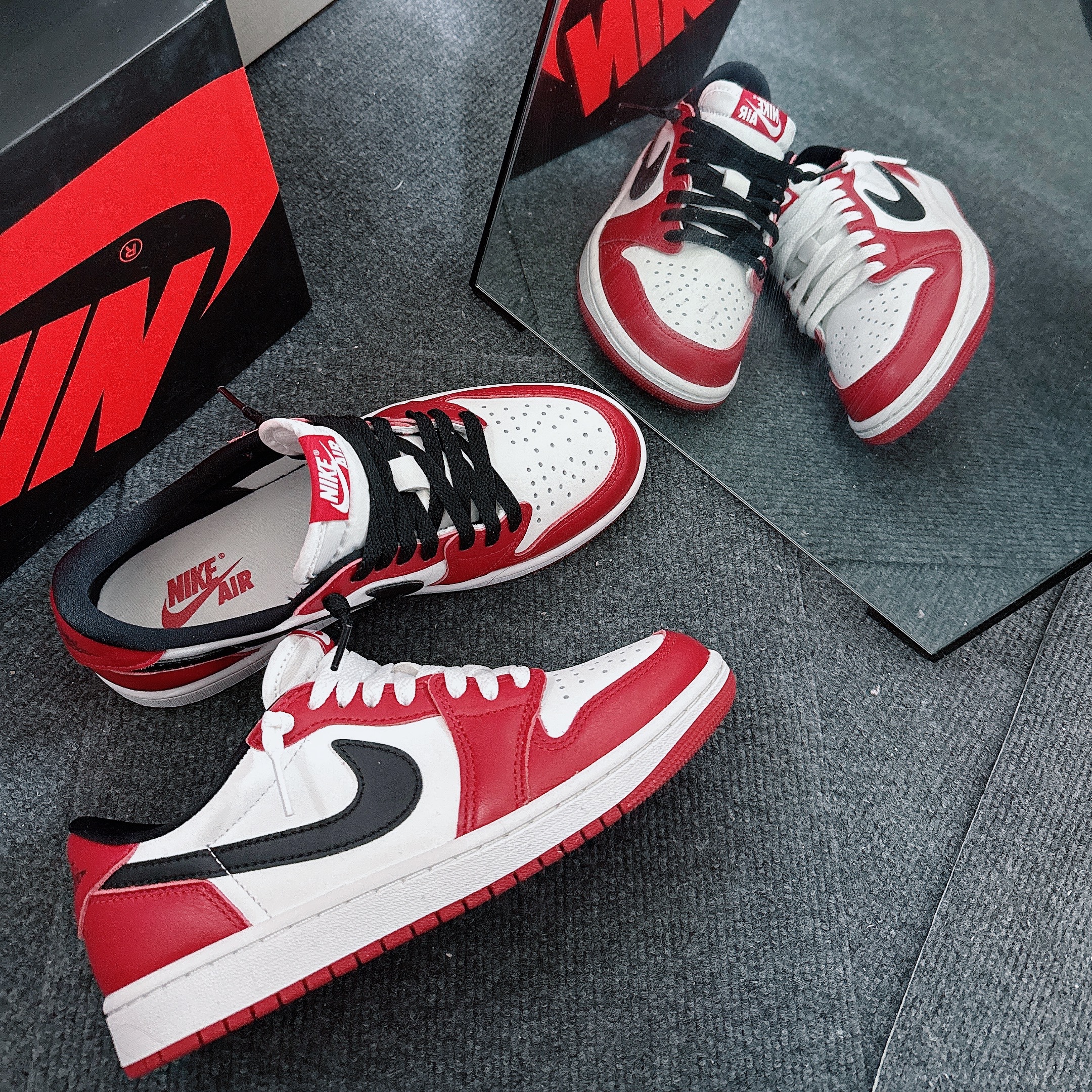 Jordan 1 Retro Low OG Chicago, IAB Studio 24 Christmas Hoodie Burgundy Oatmeal 착용 스타일 - 9