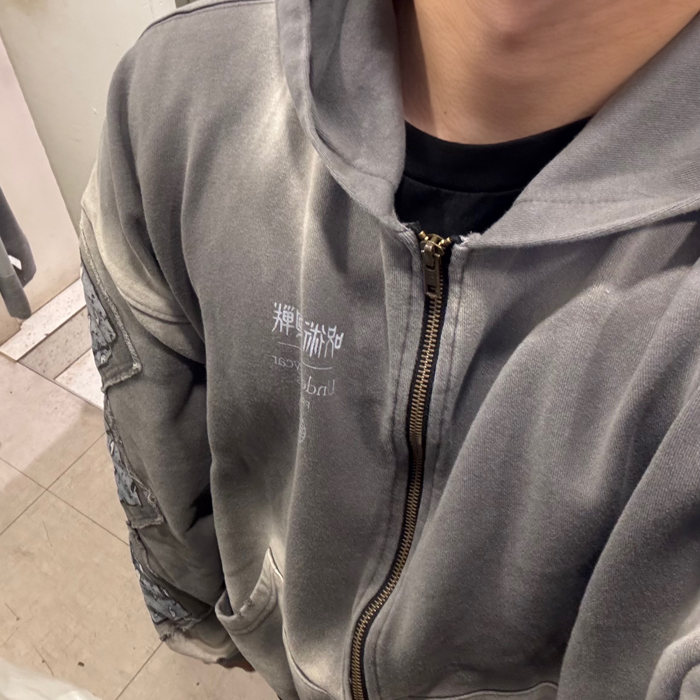 JUJUTSU KAISEN Undermycar Prison Realm Patch Vtg Zipped Hoodie Charcoal 착용 스타일