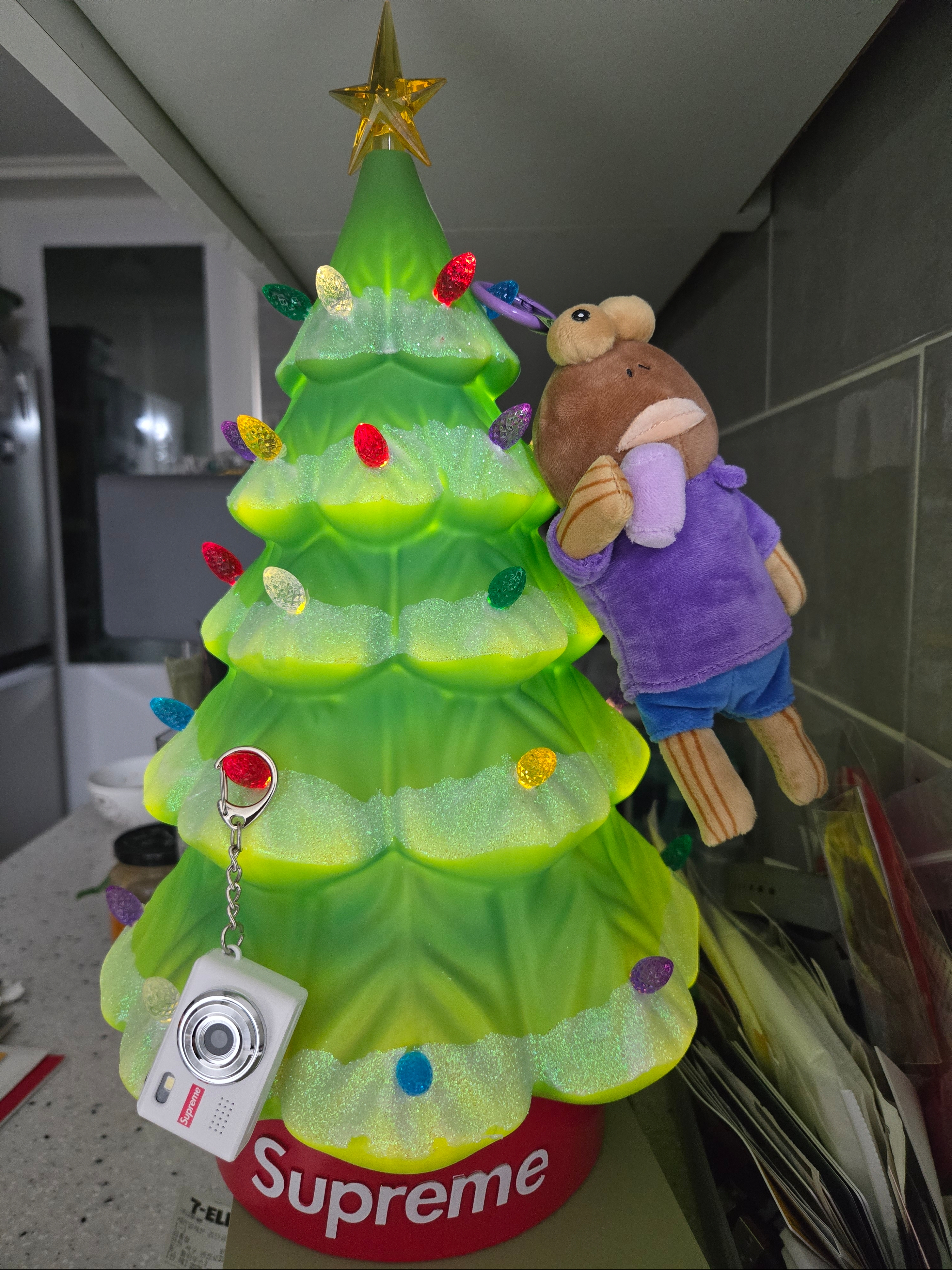 Supreme 15" Holiday Tree Green - 25FW, Pop Mart Bikini Bottom Buddies Whimsical Plush (1 Blind Box) 착용 스타일 - 2