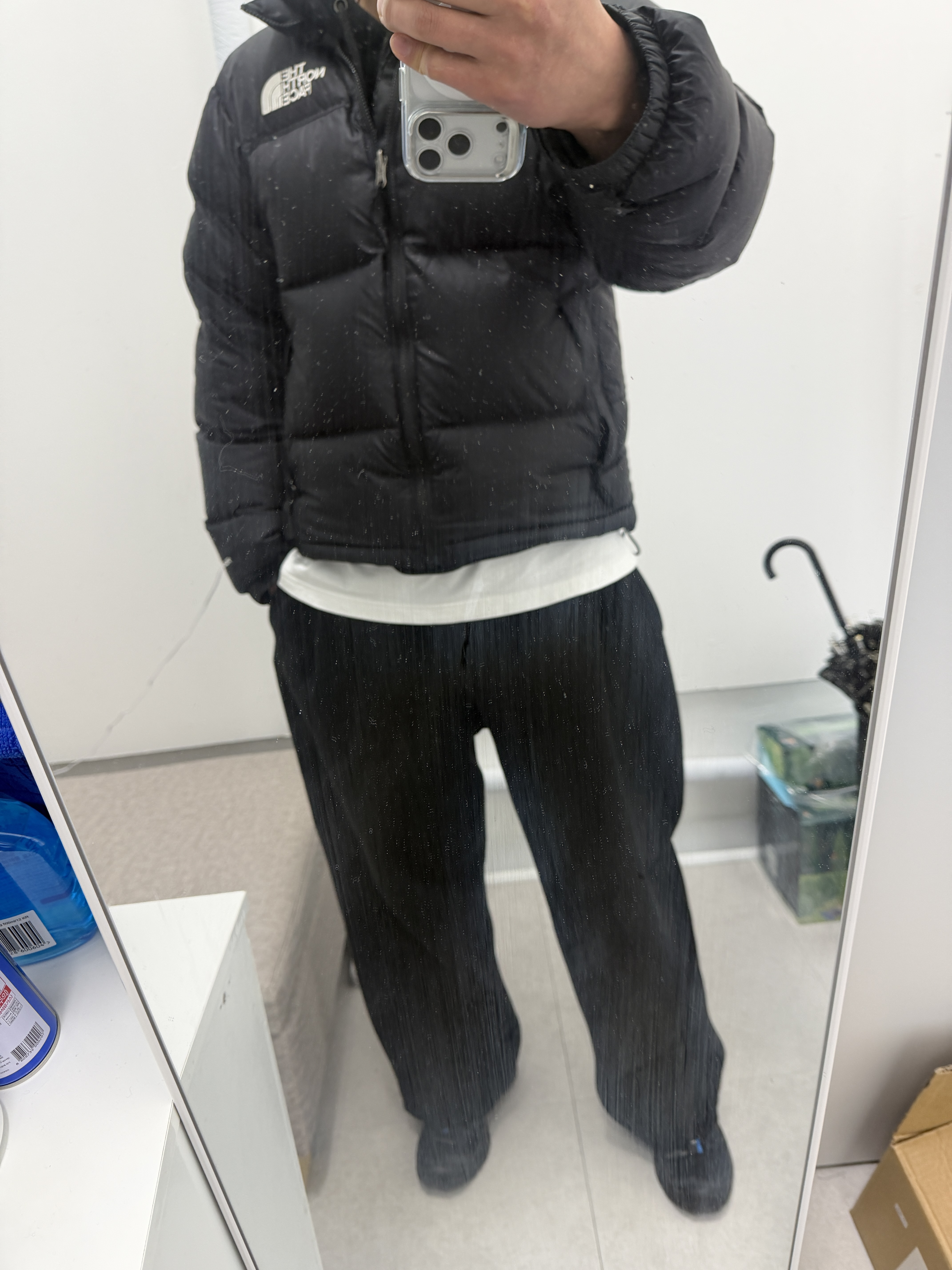 The North Face 1996 Retro Nuptse Down Jacket TNF Black 착용 스타일 - 3