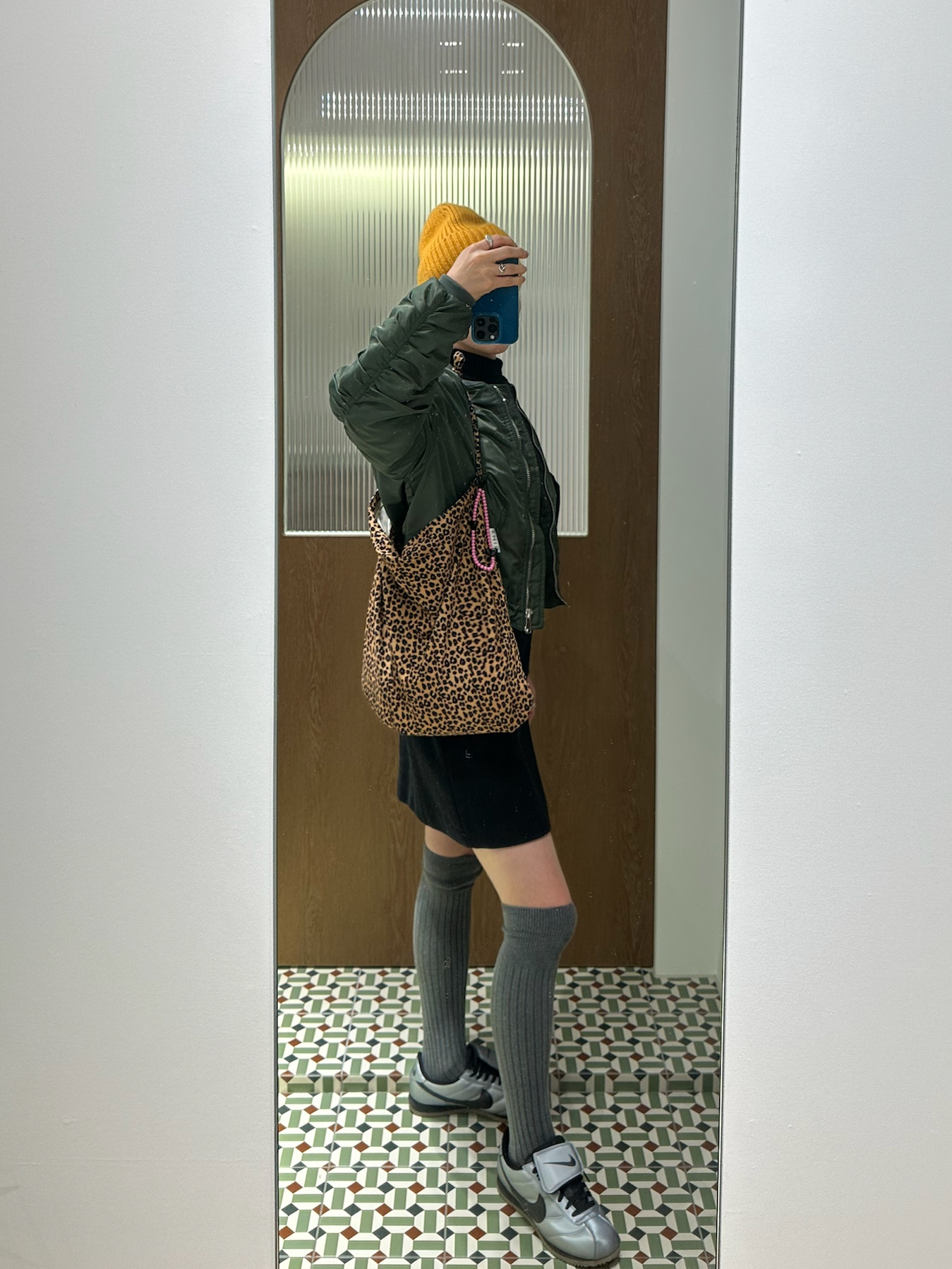 Emis 22Y Leopard Corduroy Eco Bag Brown, Nike Cortez Leather SE Metallic Cool Grey Black 착용 스타일 - 2