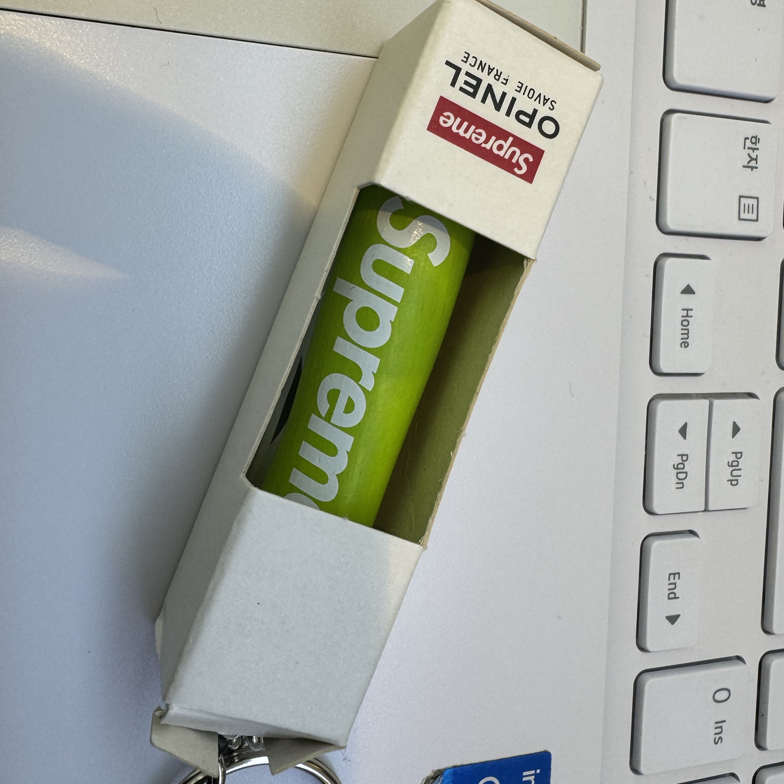 Supreme x Opinel No. 4 Knife Keychain Green - 25FW 착용 스타일 - 2