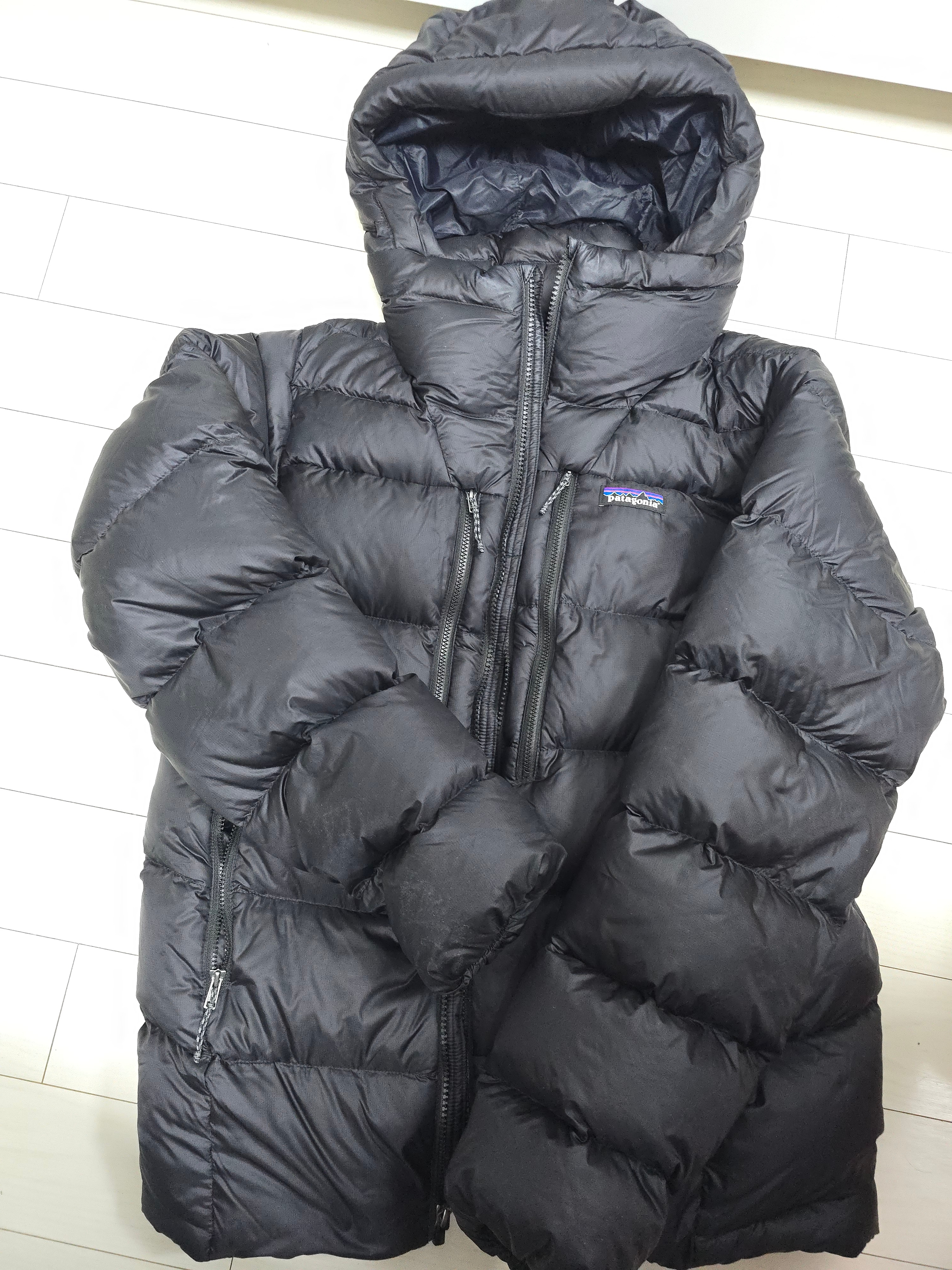 Patagonia Fitz Roy Down Hoody Black 착용 스타일