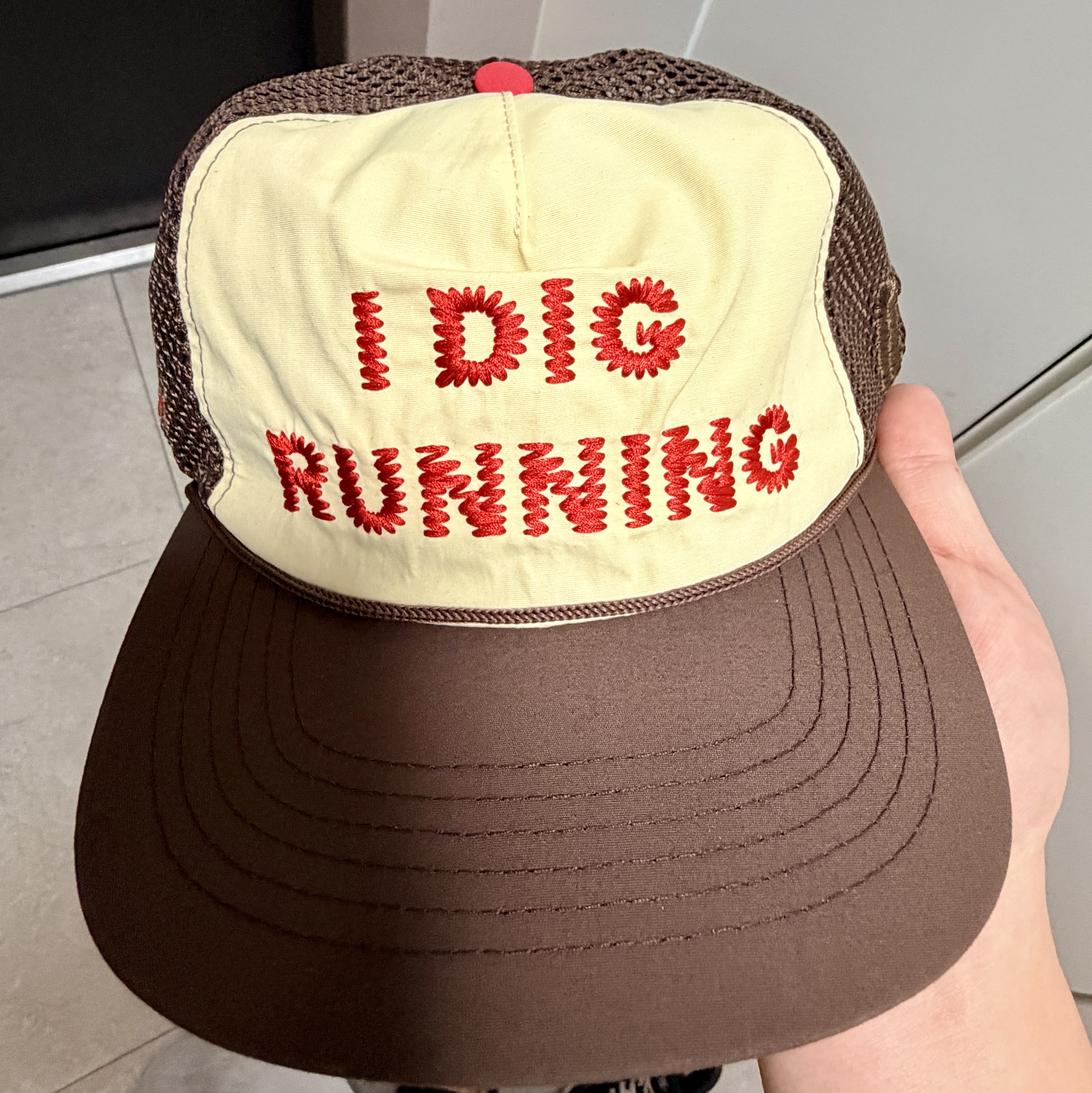Alex Zono I Dig Running Trucker Hat OG Brown - CapeTown 착용 스타일 - 1