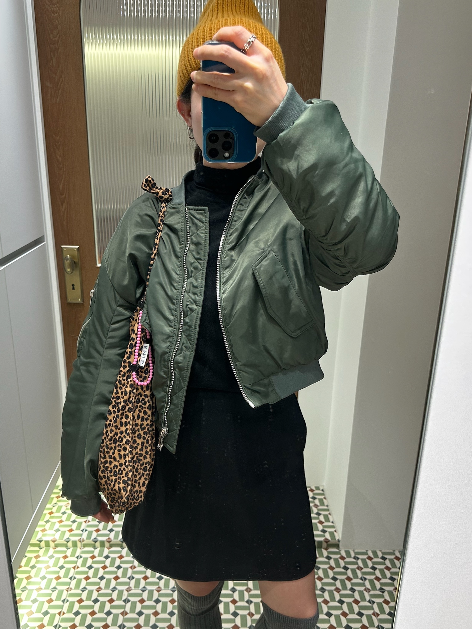Emis 22Y Leopard Corduroy Eco Bag Brown, Nike Cortez Leather SE Metallic Cool Grey Black 착용 스타일 - 4