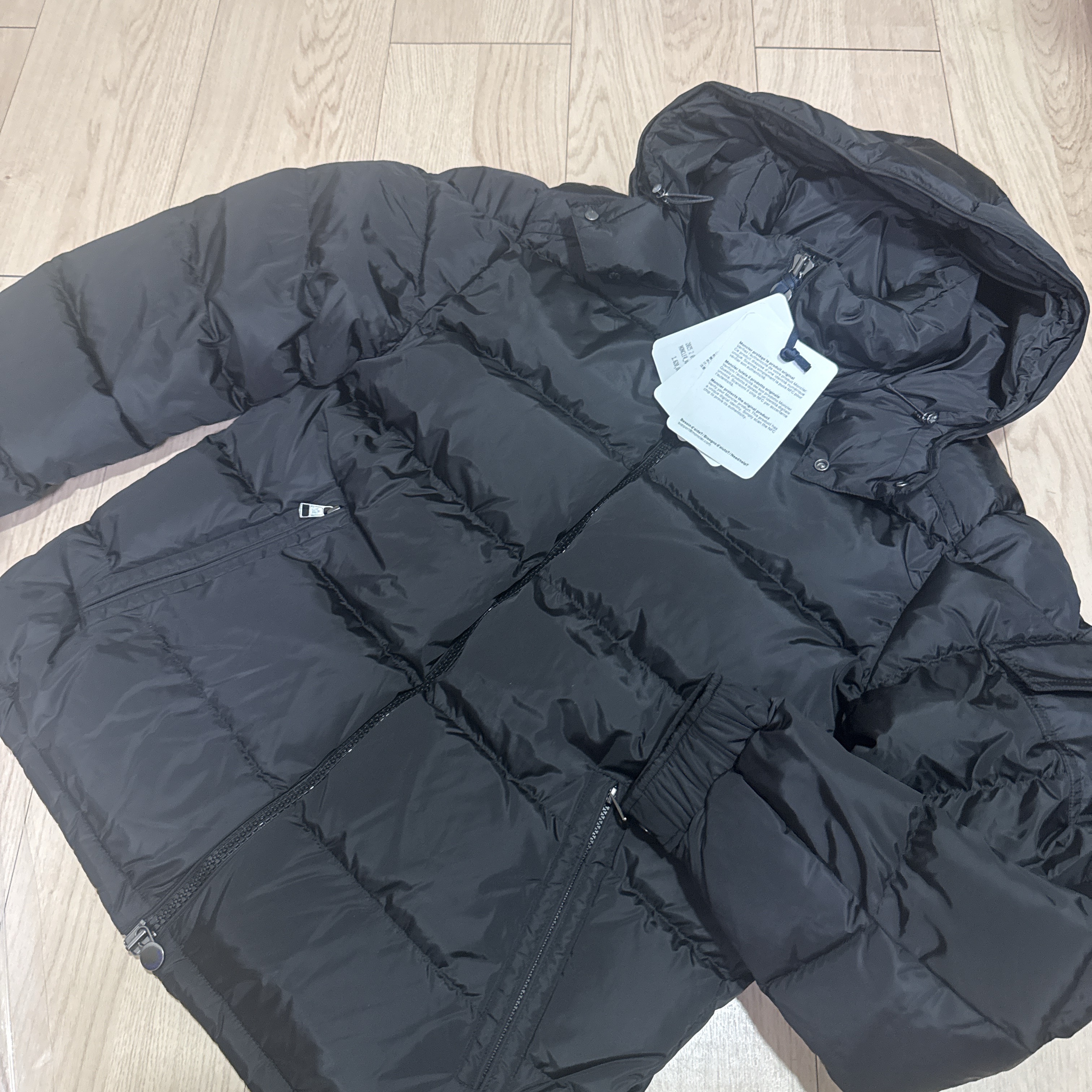 Moncler Maya Hooded Short Down Jacket Black - 25FW 착용 스타일 - 1