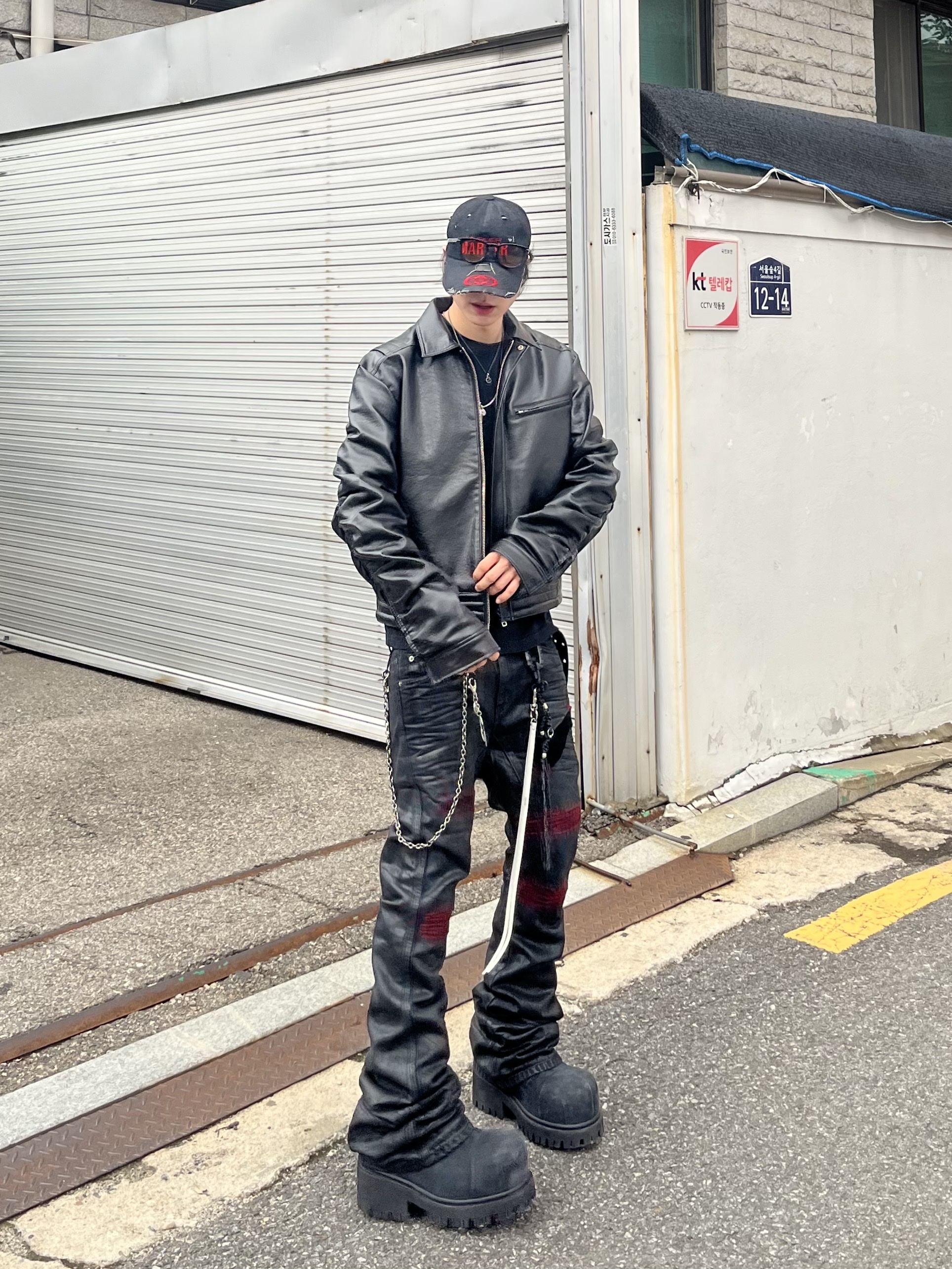 Undermycar x Emostanceclub Emoun Destroyed Cowhide Suede Red Stitch Denim Toreador - 23FW, Balenciaga Stomper Bootie Black 착용 스타일 - 5