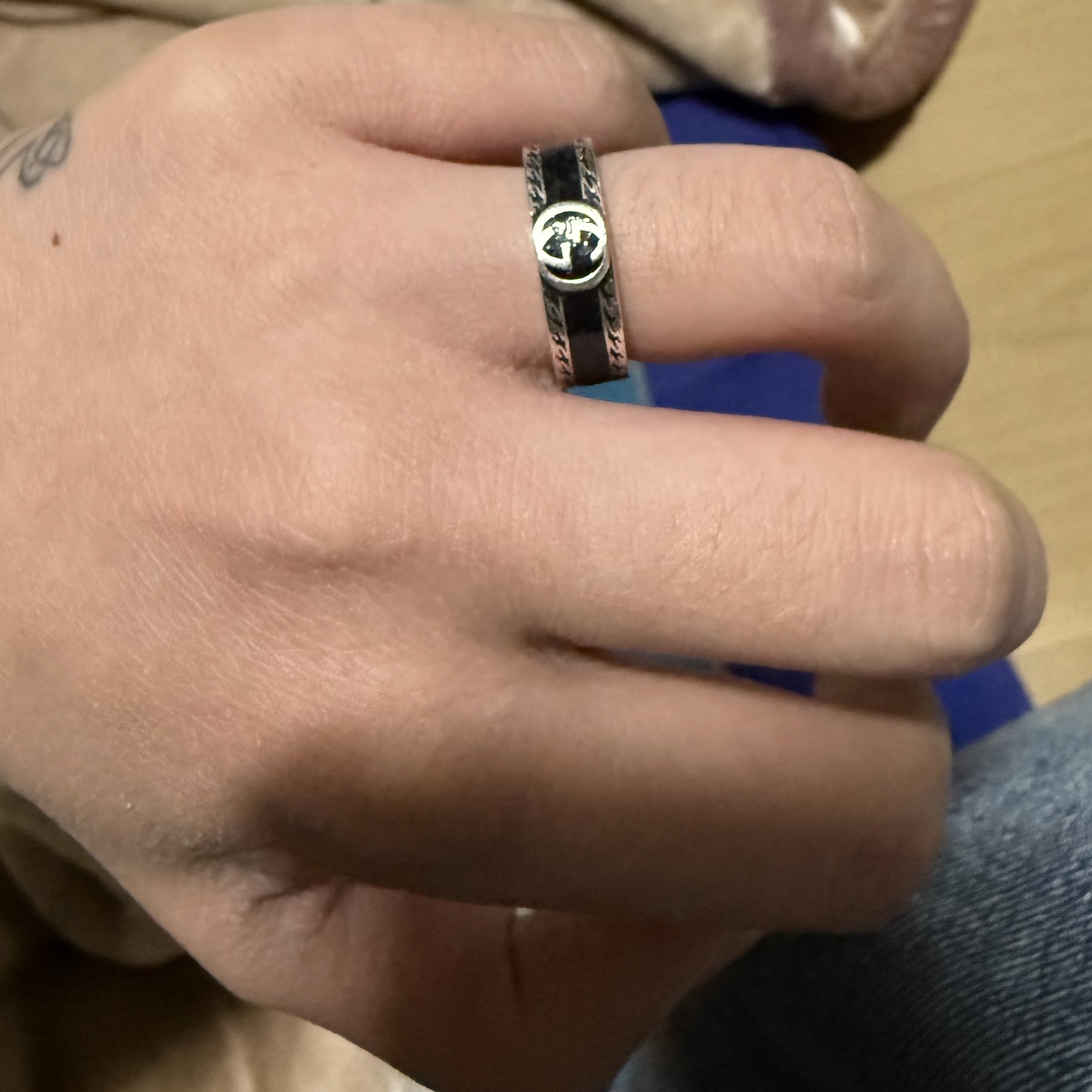 Gucci Interlocking G Wide Ring Black Silver 착용 스타일 - 2