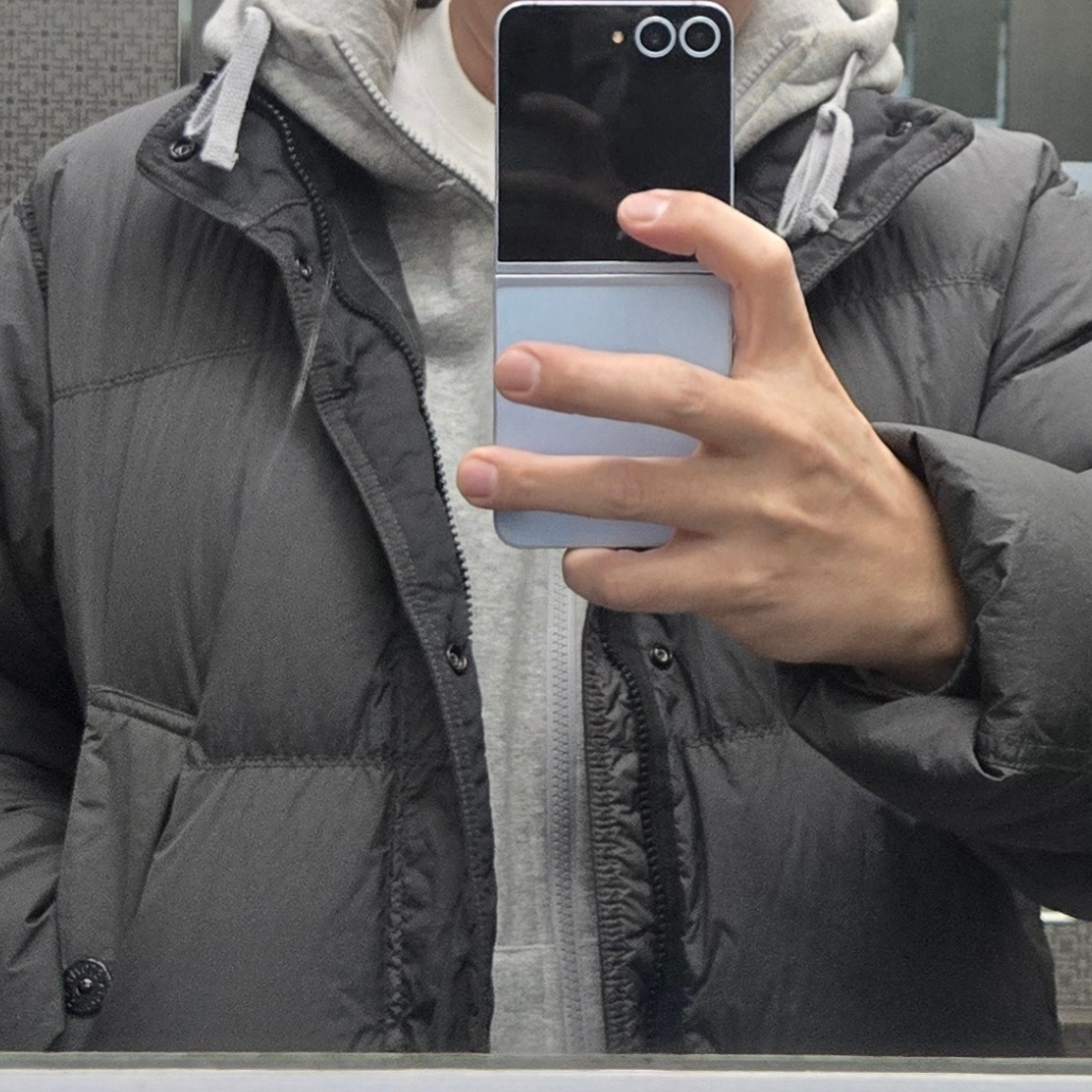 Stone Island 4100010 Crinkle Reps NY Recycled Nylon Down Jacket with Wind Resistant Lead Grey - 25FW 착용 스타일