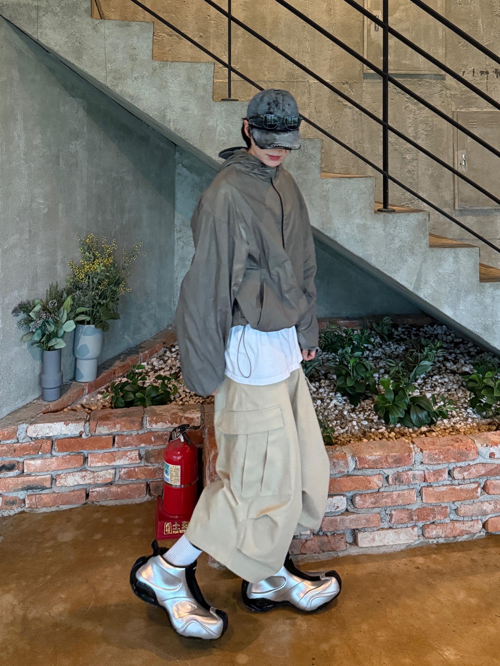 Kamien Shift Shell Jacket Exclusive, Balenciaga Basketball Sneakers Silver Black 착용 스타일 - 1