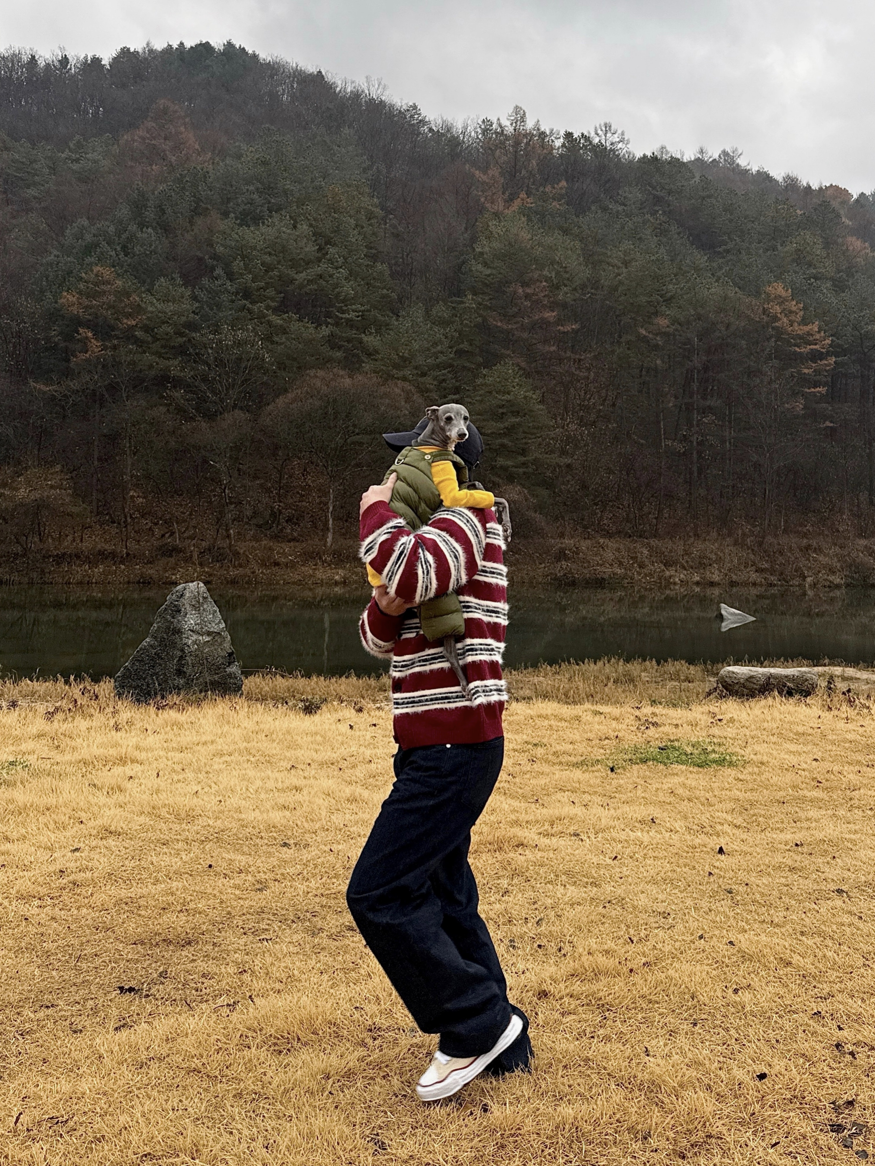 STU Fluffy Stripe Cardigan Burgundy, STU Straight Denim Pants Navy 착용 스타일 - 2