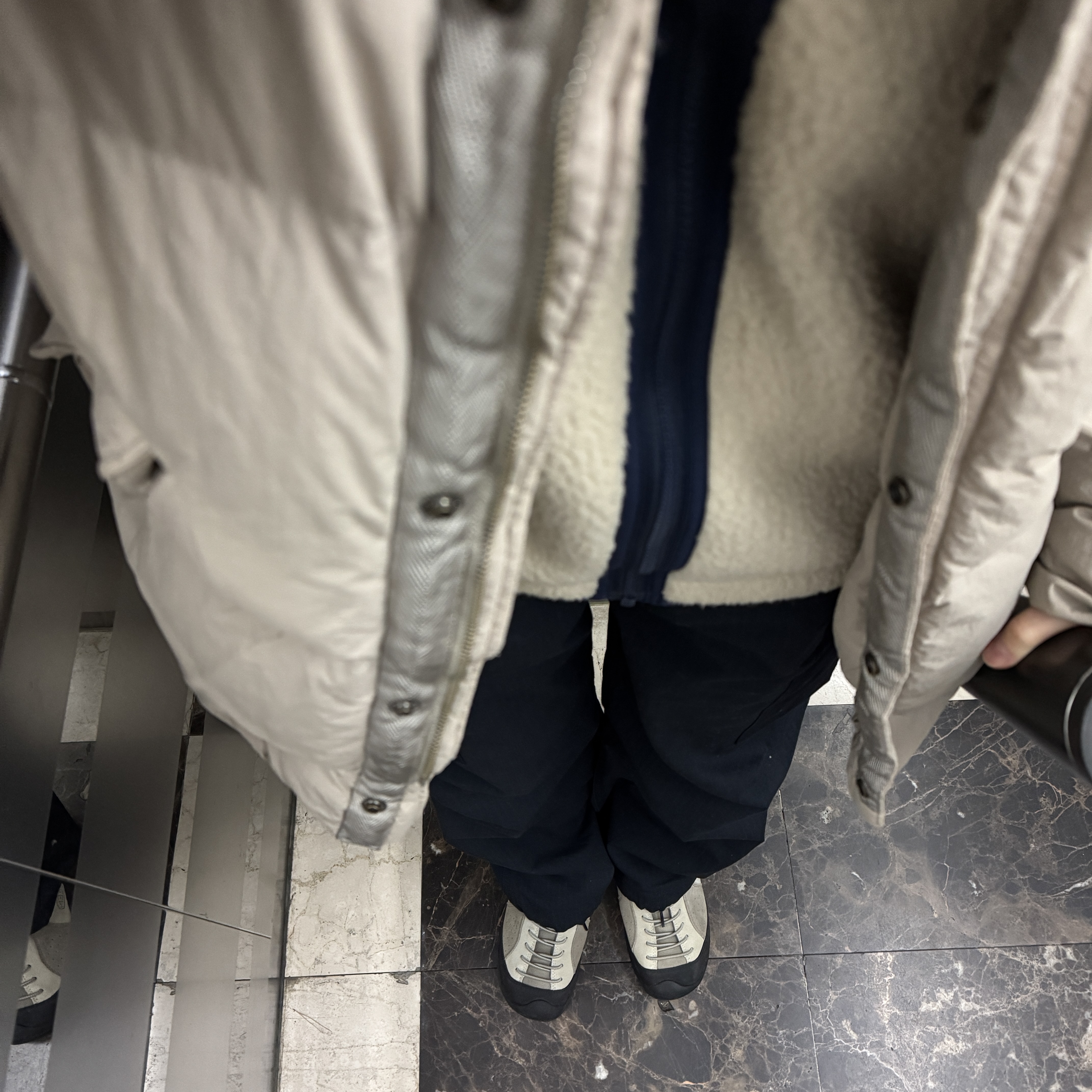 Ten C Artic Down Parka Pale Taupe, Nanamica Cargo Pants Navy 착용 스타일