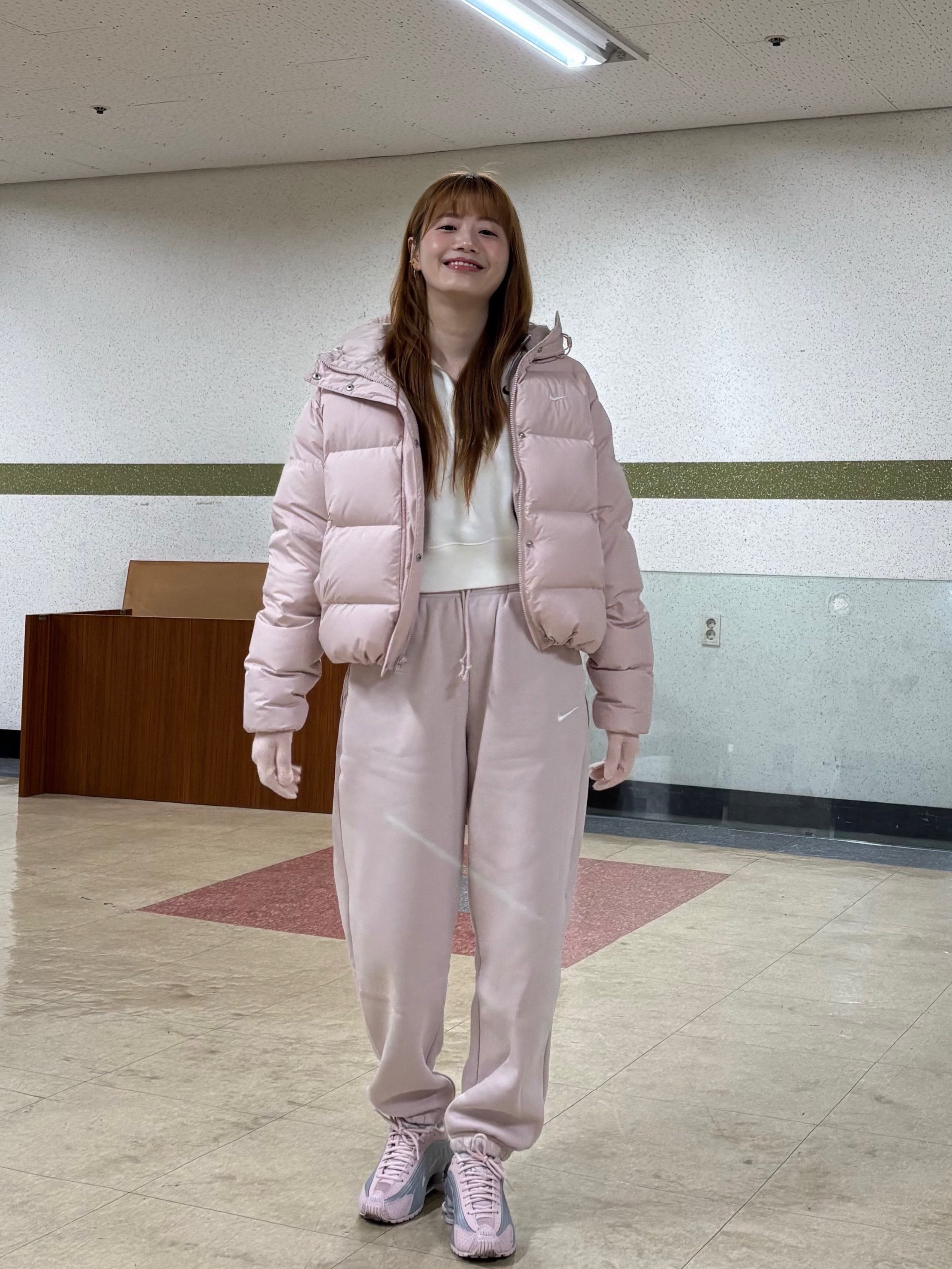 (W) Nike NSW Metro Therma-Fit Loose Fit Hooded Padded Jacket Black White, (W) Nike Shox R4 Barely Rose Metallic Platinum 착용 스타일 - 5