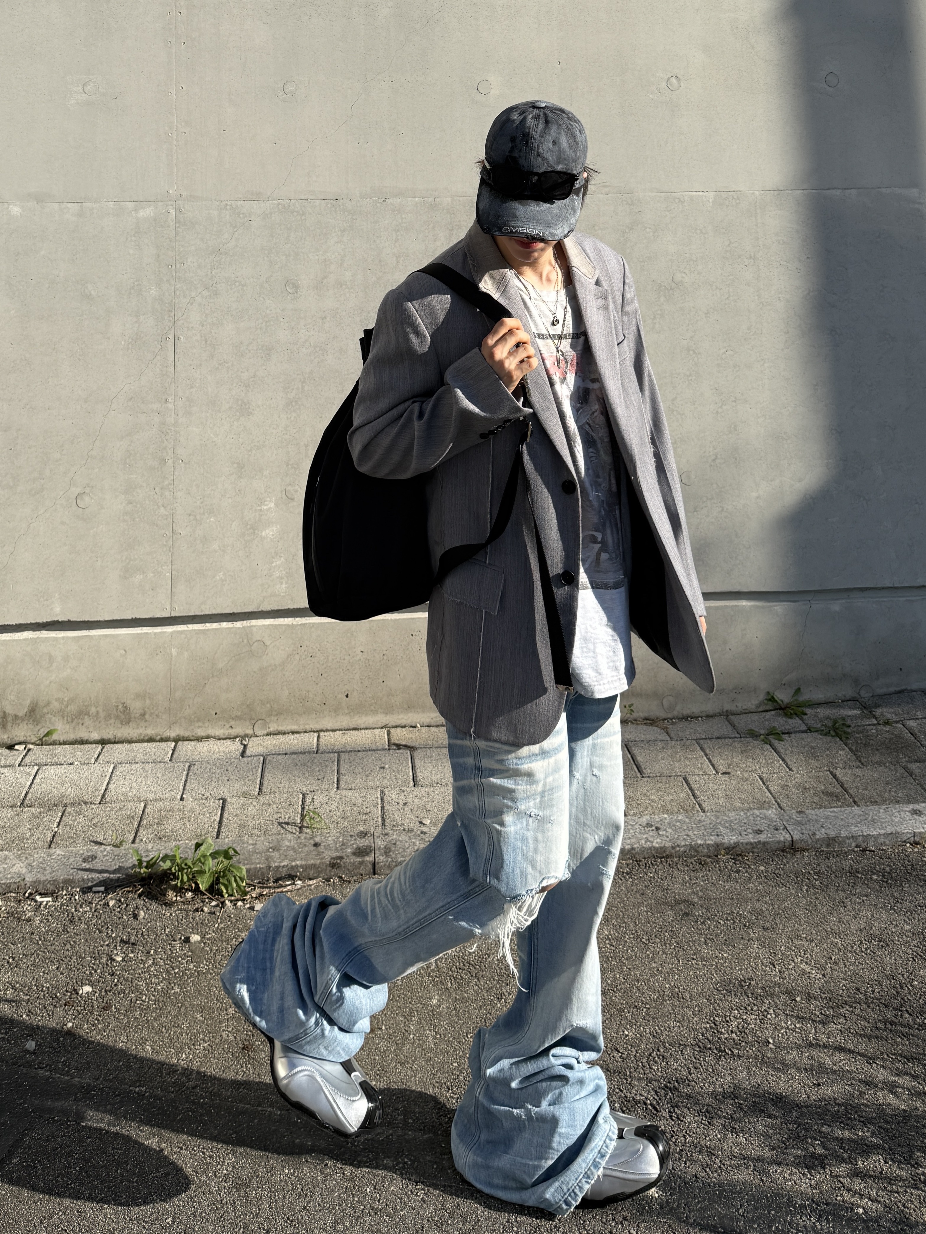 GRAILZ x KOIN SEOUL Magazine T-Shirts Melange Grey, Balenciaga Basketball Sneakers Silver Black 착용 스타일 - 2