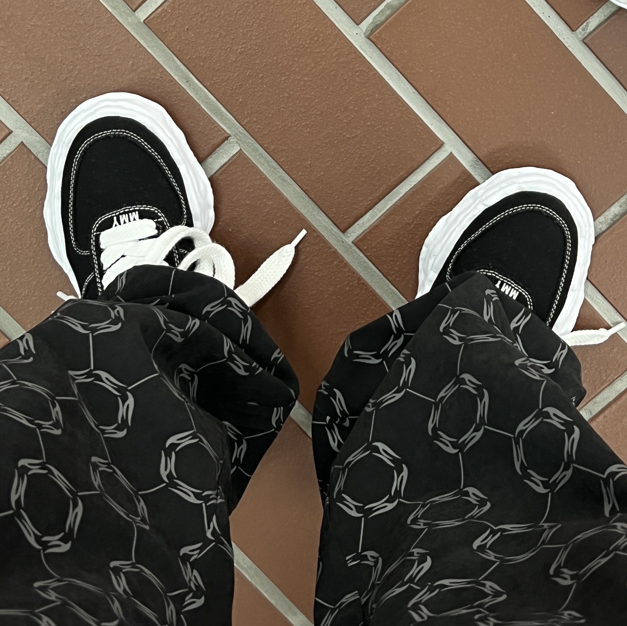 Maison Mihara Yasuhiro Oliver OG Sole Canvas Low-top Sneakers Black 착용 스타일