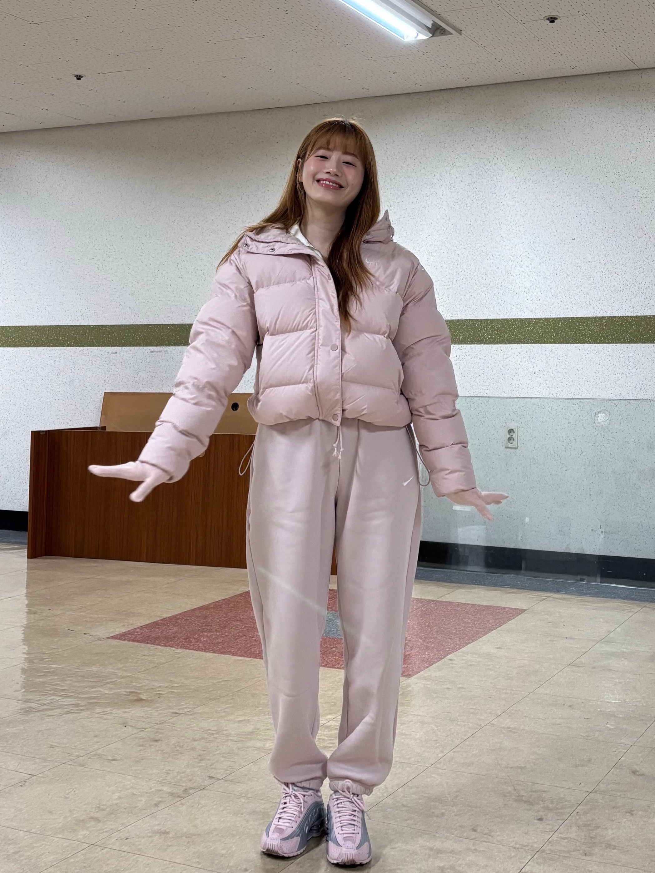 (W) Nike NSW Metro Therma-Fit Loose Fit Hooded Padded Jacket Black White, (W) Nike Shox R4 Barely Rose Metallic Platinum 착용 스타일 - 8