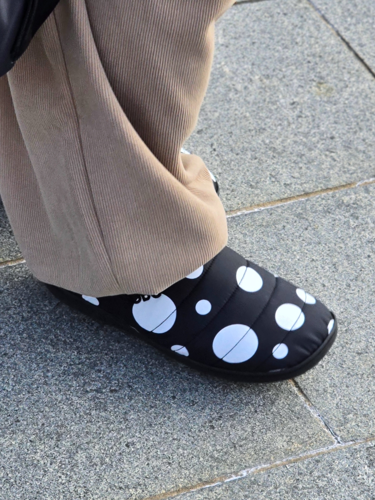 Subu Down Sandal Cream Snow Dot 착용 스타일 - 2
