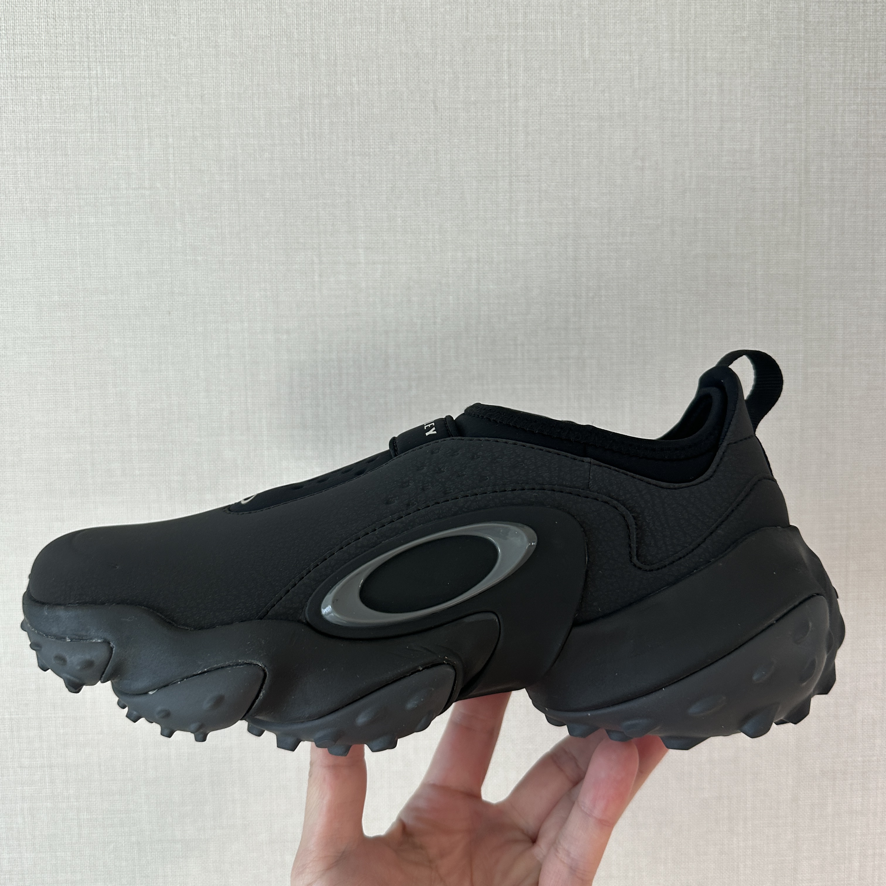 Oakley Edge Icon Blackout 착용 스타일