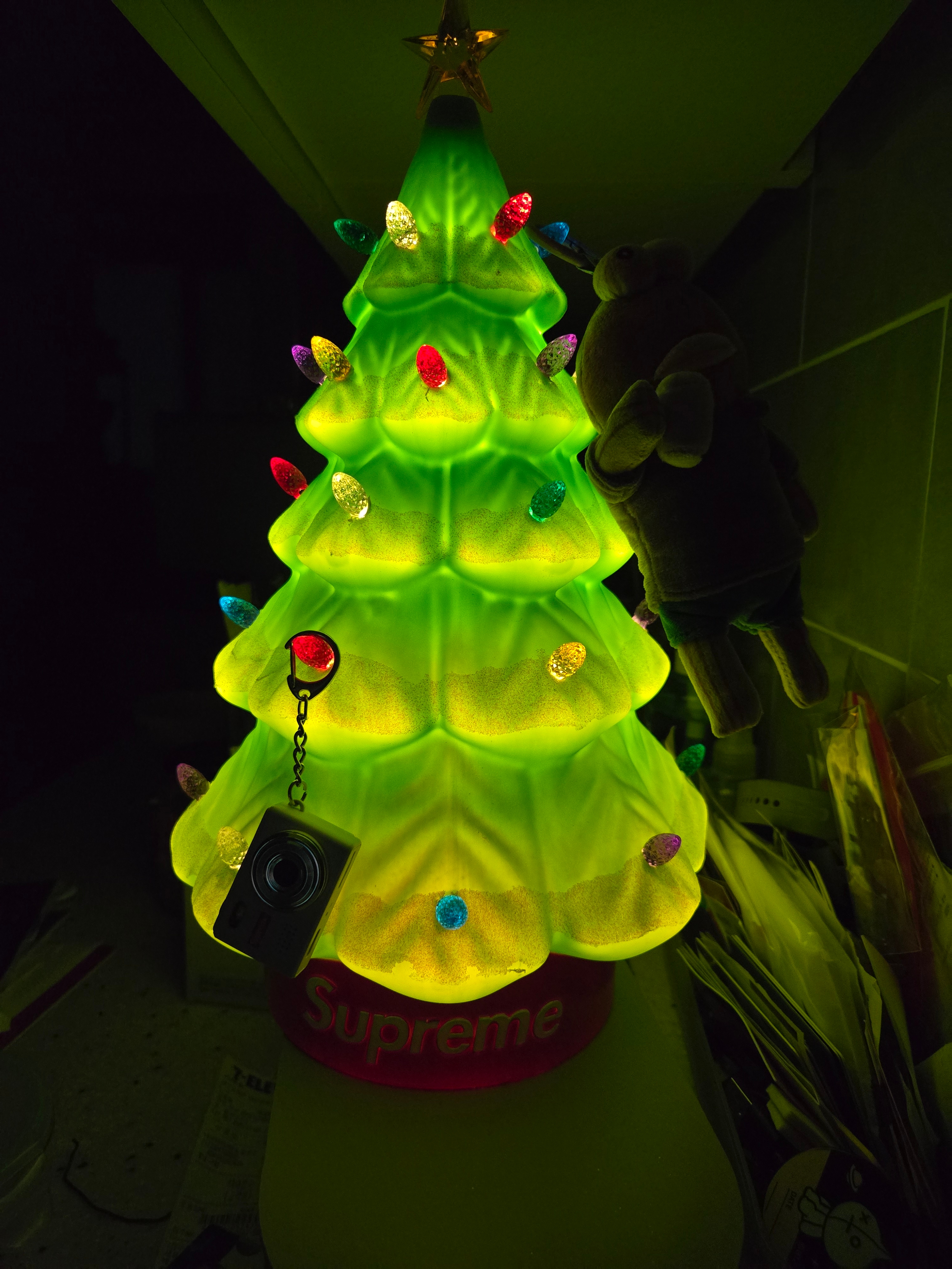 Supreme 15" Holiday Tree Green - 25FW, Pop Mart Bikini Bottom Buddies Whimsical Plush (1 Blind Box) 착용 스타일 - 1