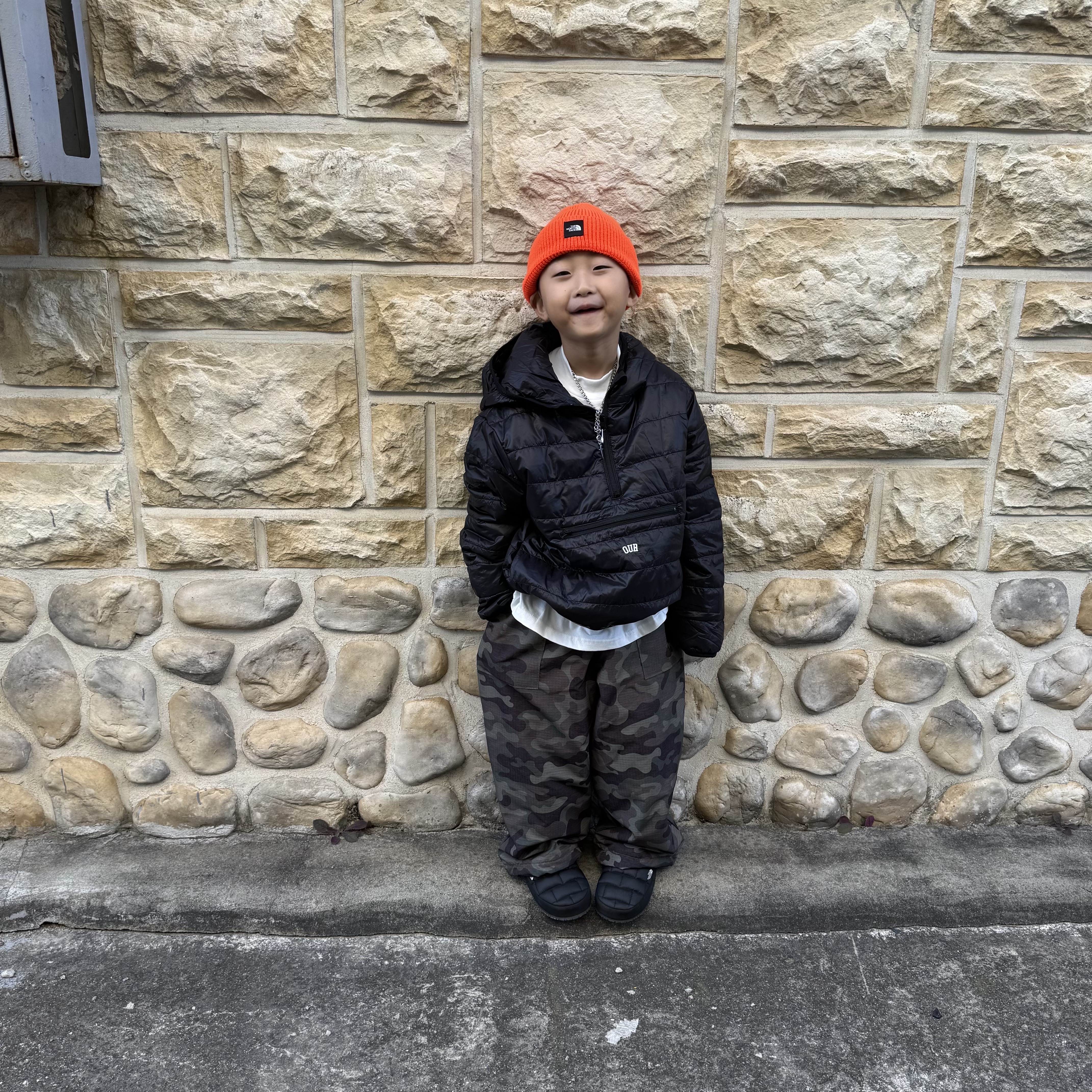 The North Face TNF Mid Beanie Black, (Kids) The North Face ThermoBall Traction Winter Mule II TNF Black TNF White 착용 스타일 - 2