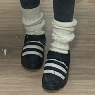 Adidas Puffylette Core Black 착용 스타일 - 2