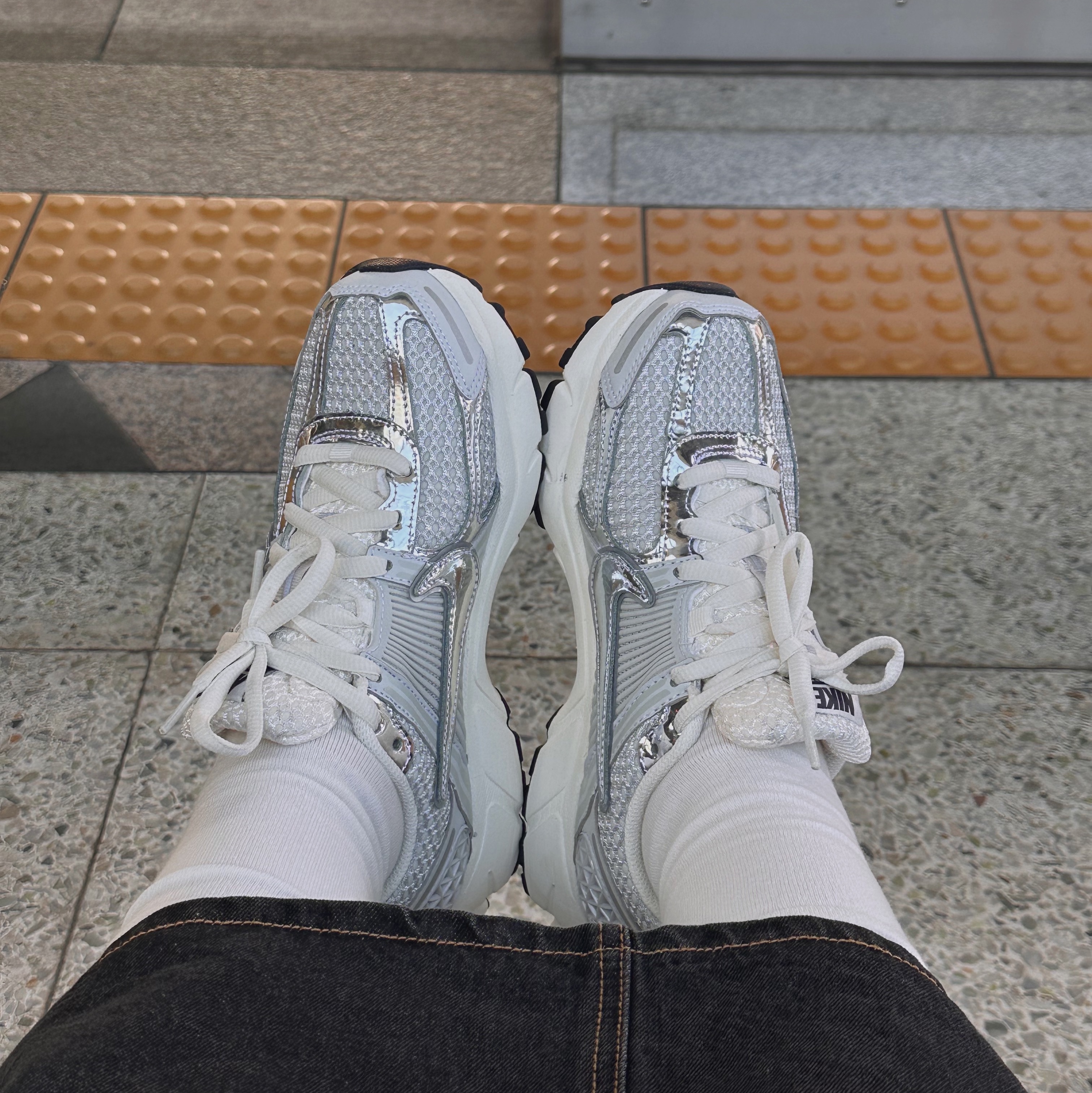 (W) Nike Zoom Vomero 5 Photon Dust and Metallic Silver 착용 스타일