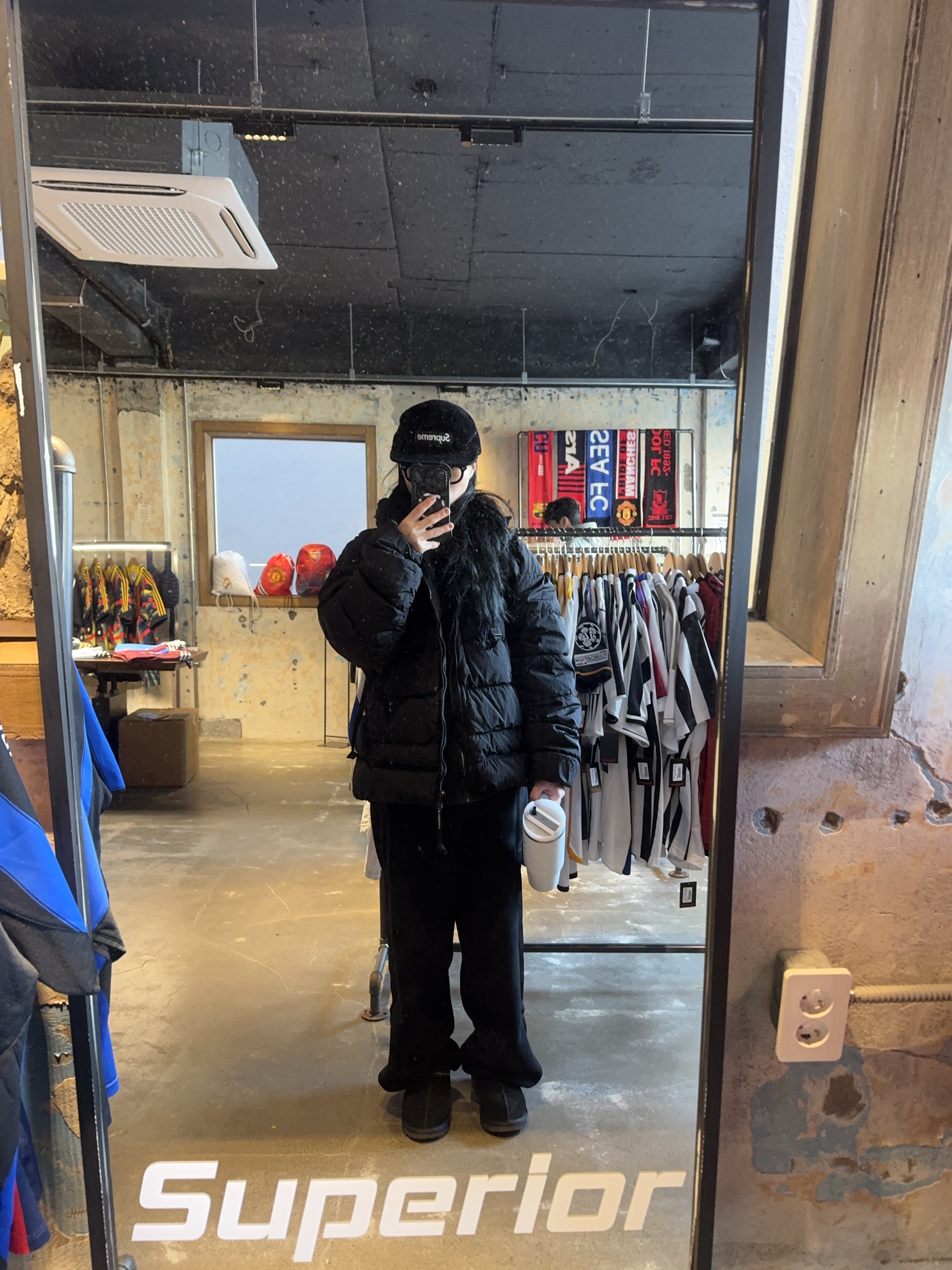 C.P. Company Chrome-R Goggle Down Jacket Black - 25FW, UGG Tasman II Slipper Black 착용 스타일 - 1