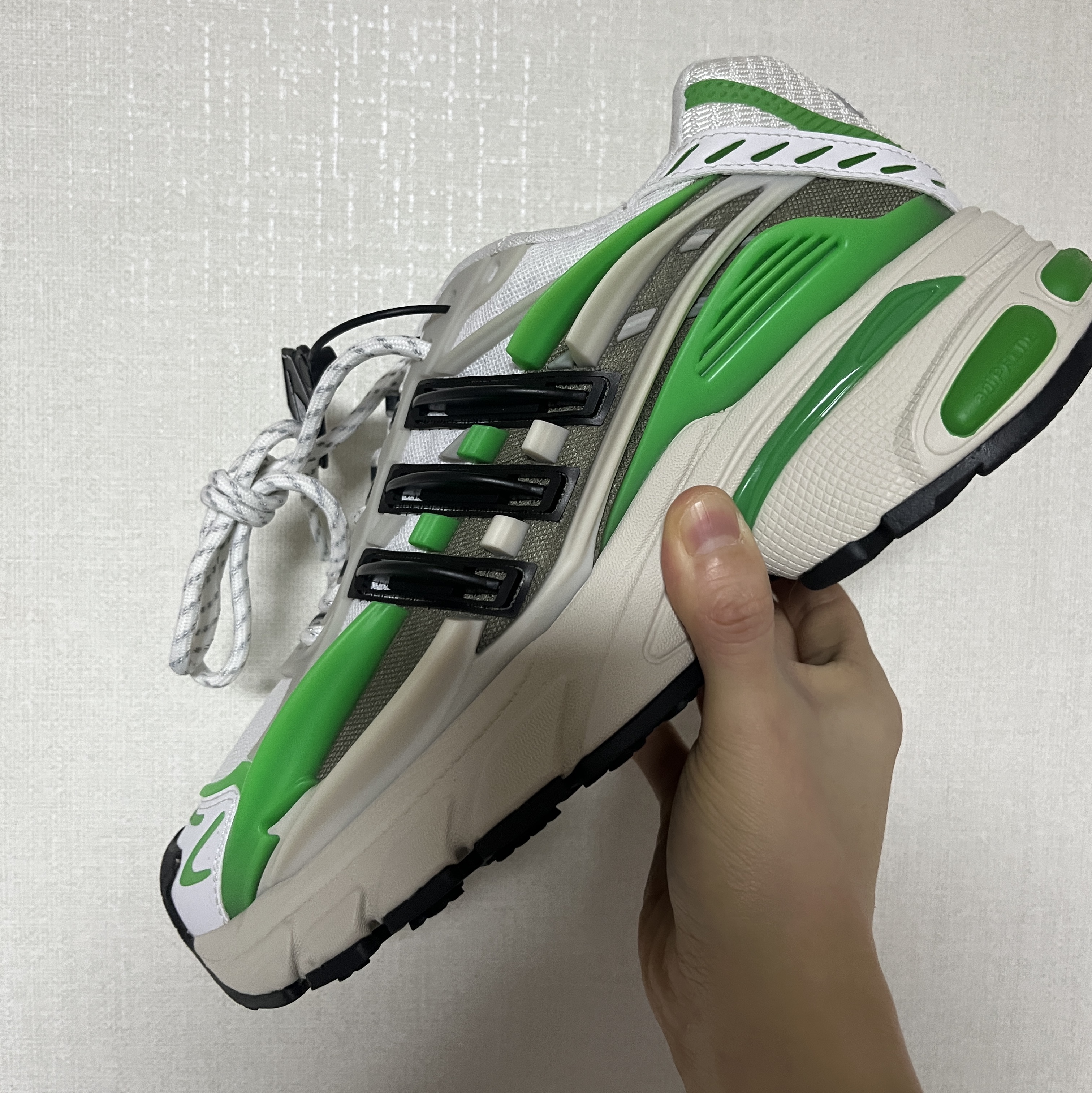 Adidas x Pharrell Williams Adistar Jellyfish Focus Olive Core Black 착용 스타일 - 5