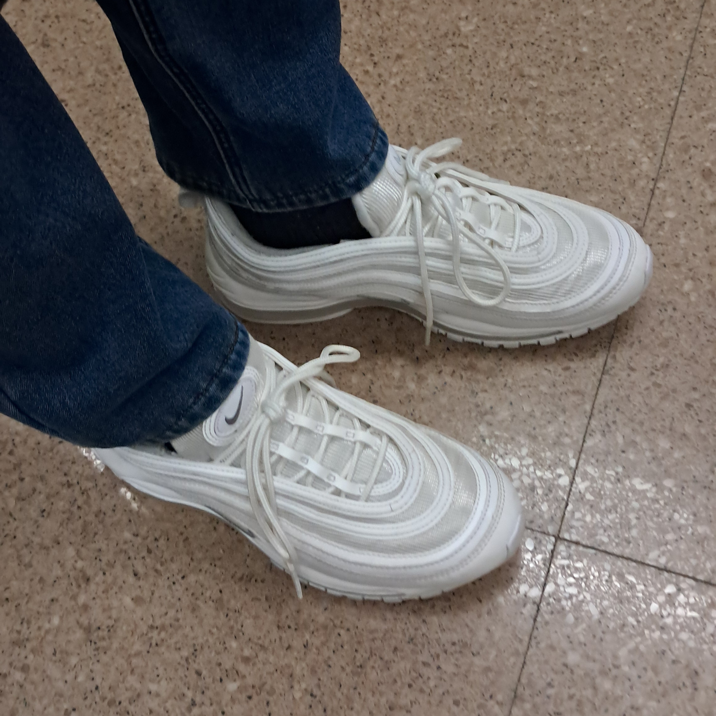 Nike Air Max 97 Triple White Wolf Grey 착용 스타일 - 1