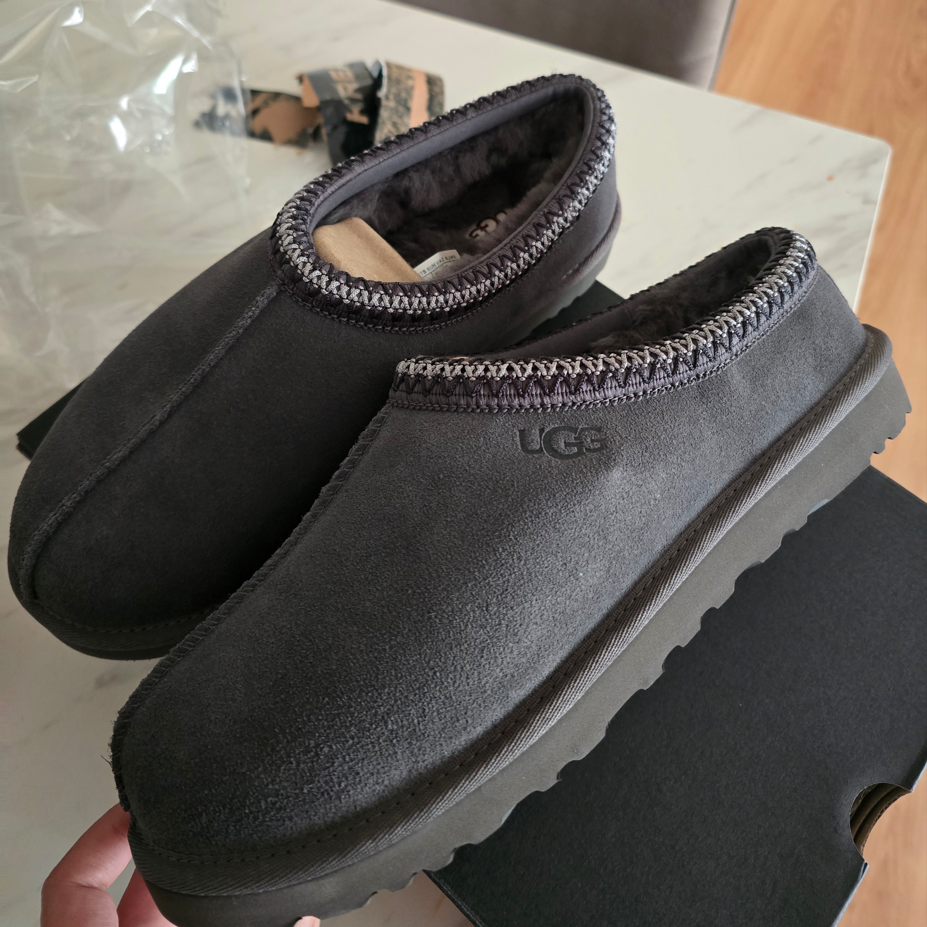 UGG Tasman II Slipper Dark Grey 착용 스타일