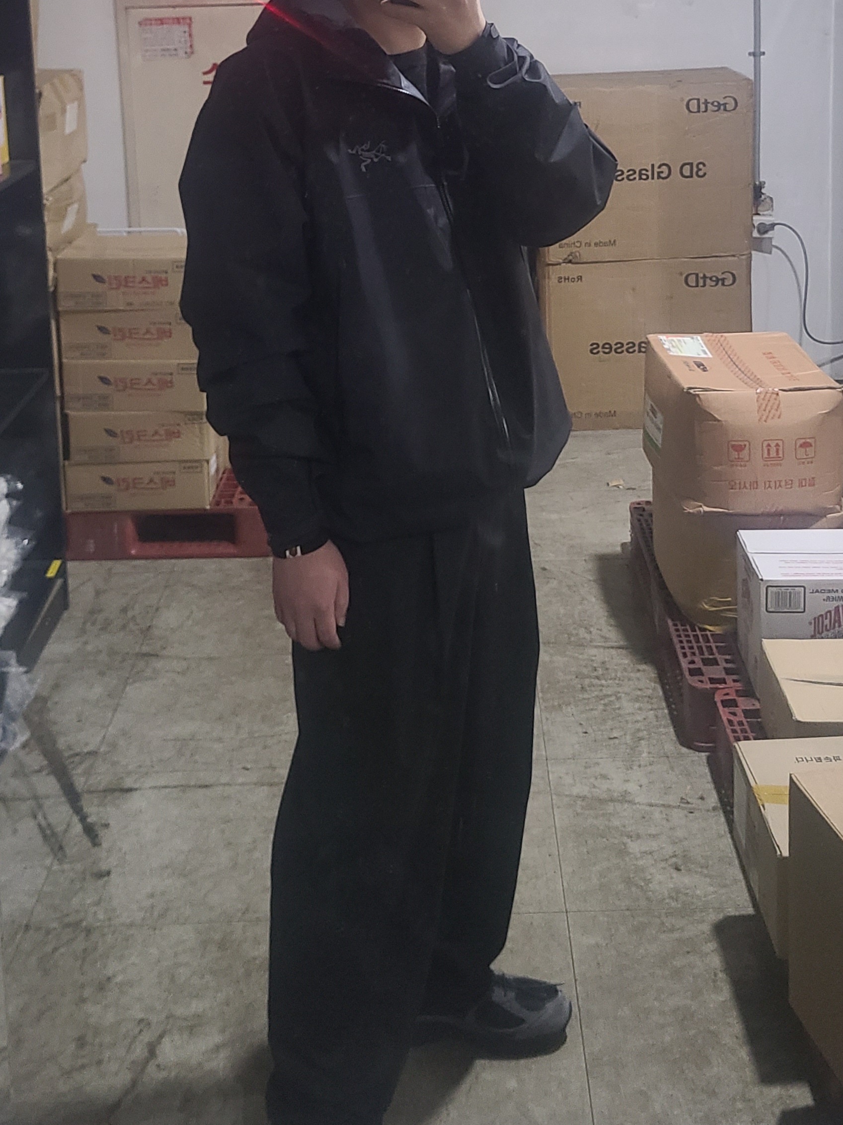 New Balance x JJJJound 2002R Gore-Tex Charcoal, Arc'teryx Beta Jacket Black 착용 스타일 - 1