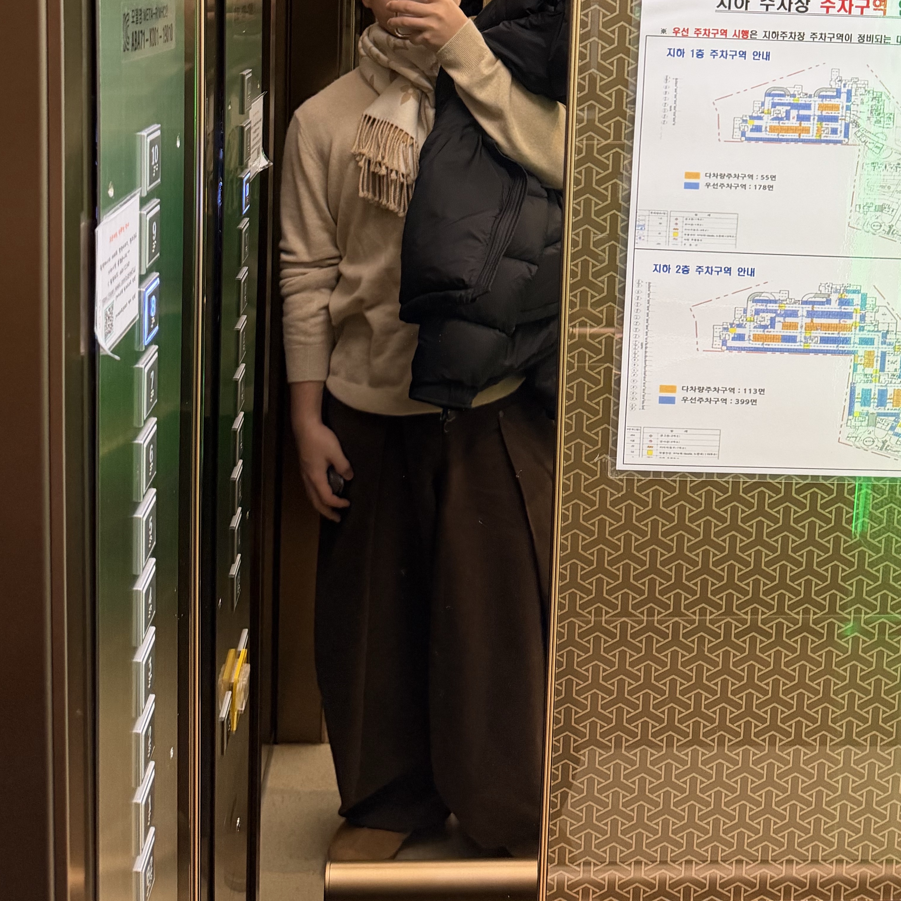 Prada Re-Nylon Gabardine Tie Black, Moncler Mayaf Short Down Jacket Black - 24FW 착용 스타일 - 5