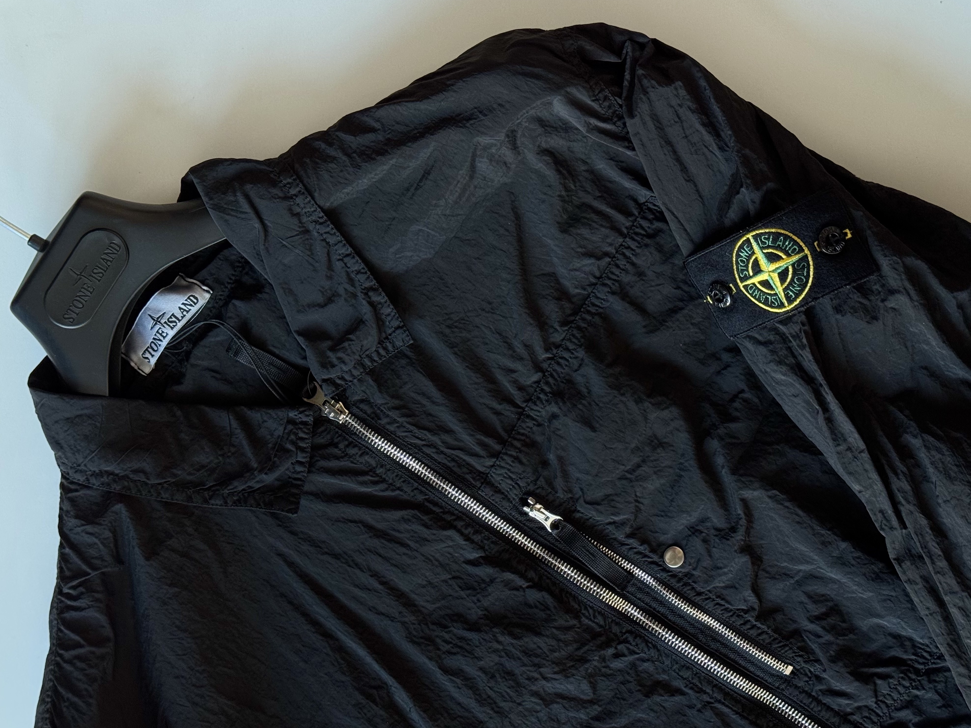 Stone Island 1200005 Nylon Metal in Econyl Overshirt with Pocket and Two-Way Zipper Black - 25SS, Stone Island 1200005 Nylon Metal in Econyl Overshirt with Pocket and Two-Way Zipper Pearl Grey - 25SS 착용 스타일 - 1