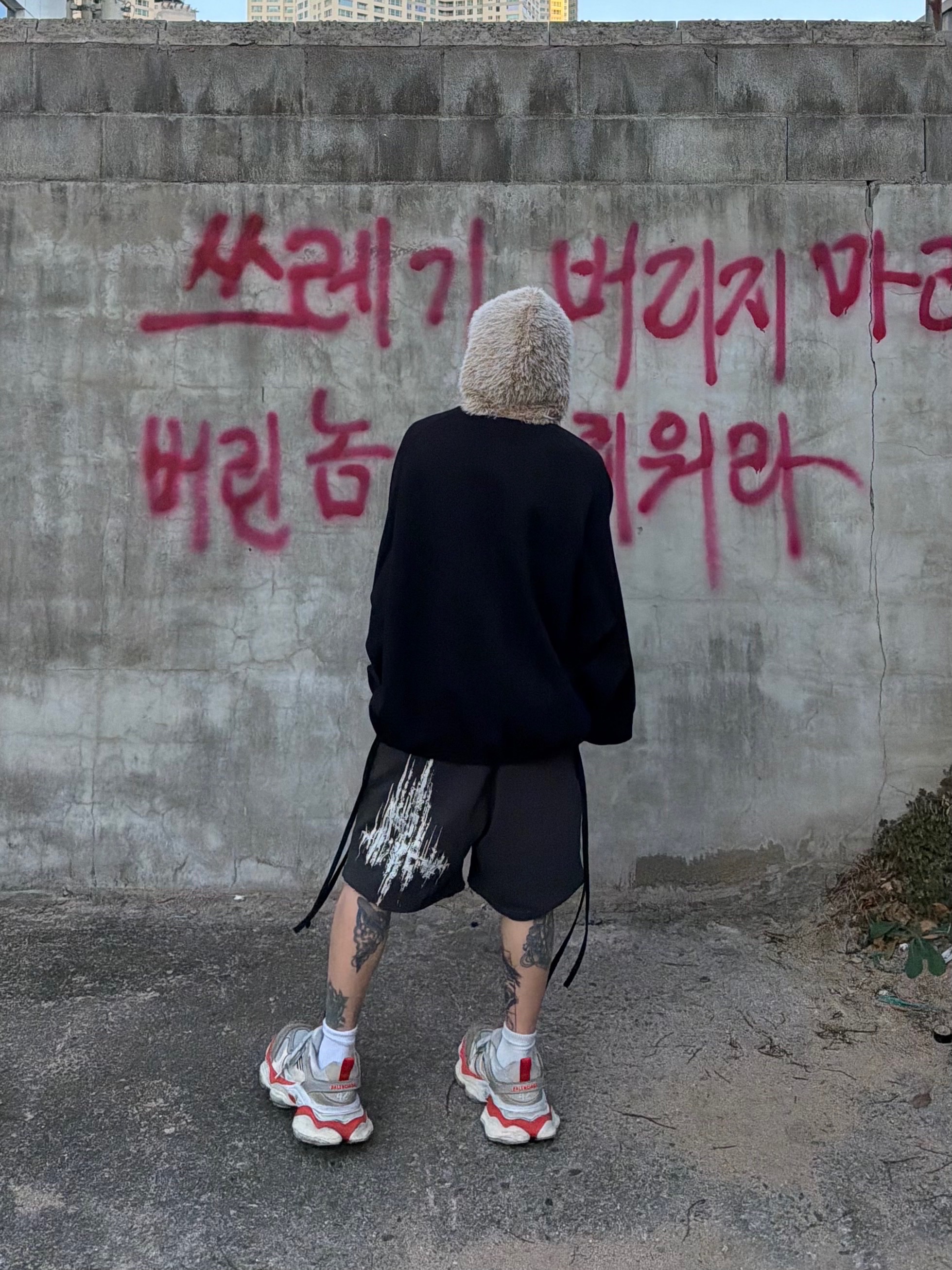 Balenciaga Cargo Sneakers Beige Grey Red 착용 스타일 - 7