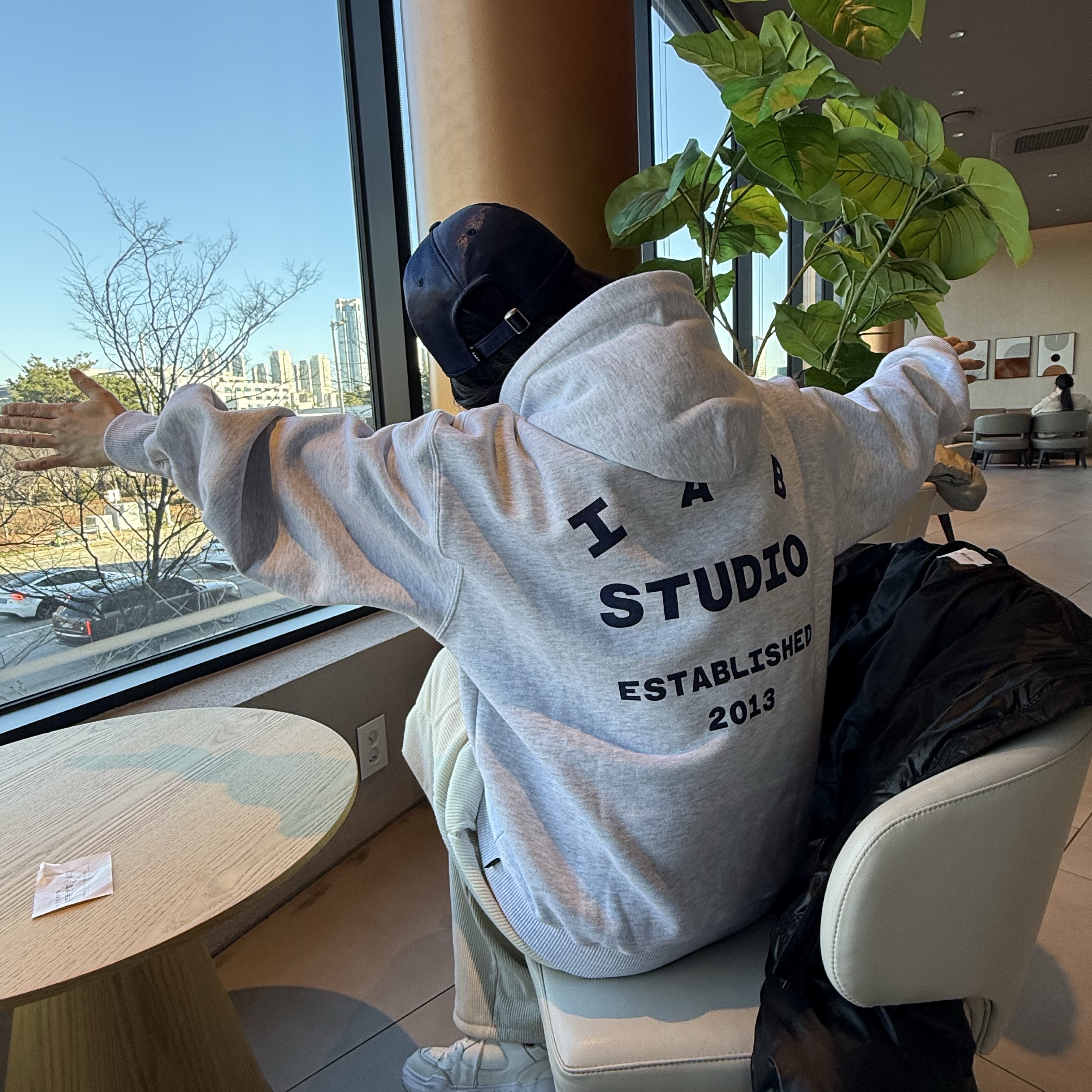 IAB Studio 25 Hoodie Light Gray Navy 착용 스타일