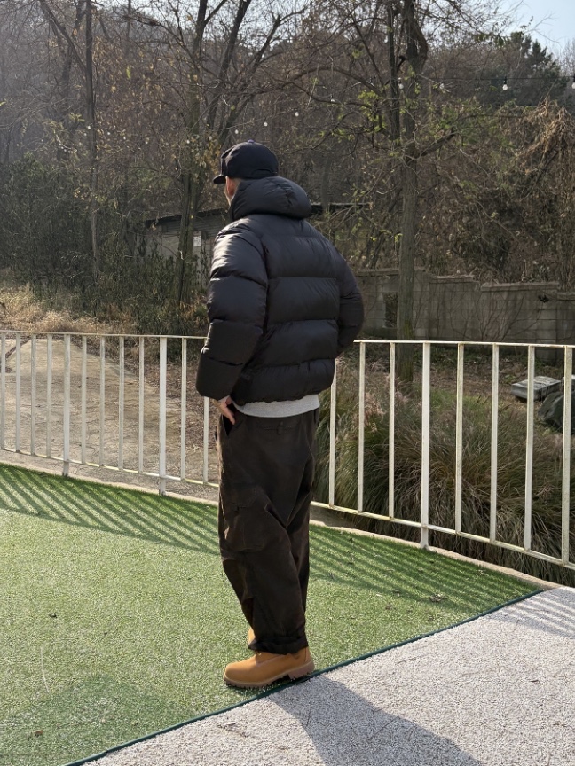 QT8 GARMENTS Duck Down Heavyweight Hoodie Jacket Black 착용 스타일 - 4