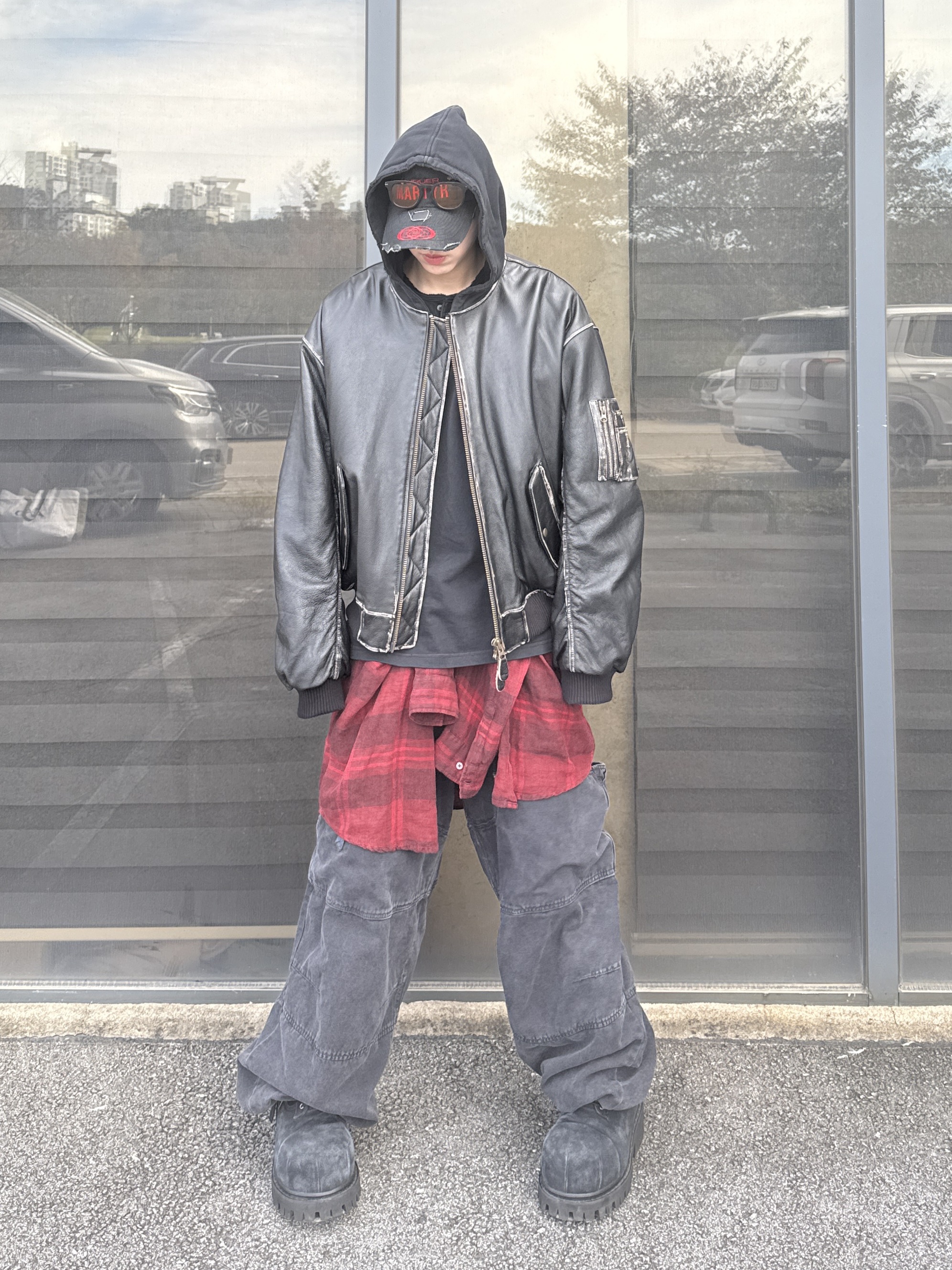 Undermycar Burok Vintage Cowhide Oversized Bomber Antique Bronze - 23FW, Balenciaga Stomper Bootie Black 착용 스타일 - 3