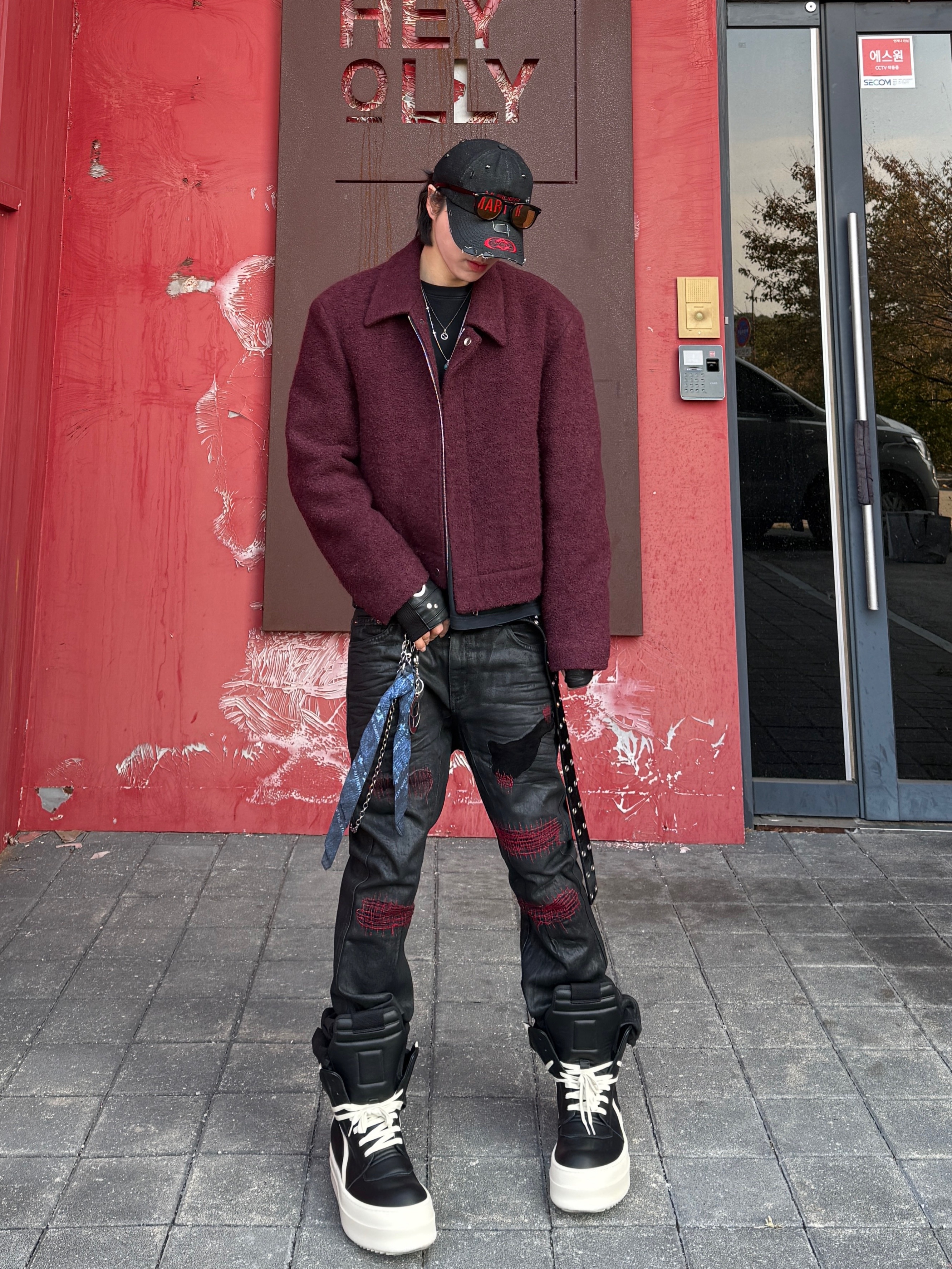 Rick Owens Hollywood Mega Bumper Geobasket in Full Grain Calf Leather Black Milk, Undermycar x Emostanceclub Emoun Destroyed Cowhide Suede Red Stitch Denim Toreador - 23FW 착용 스타일 - 1