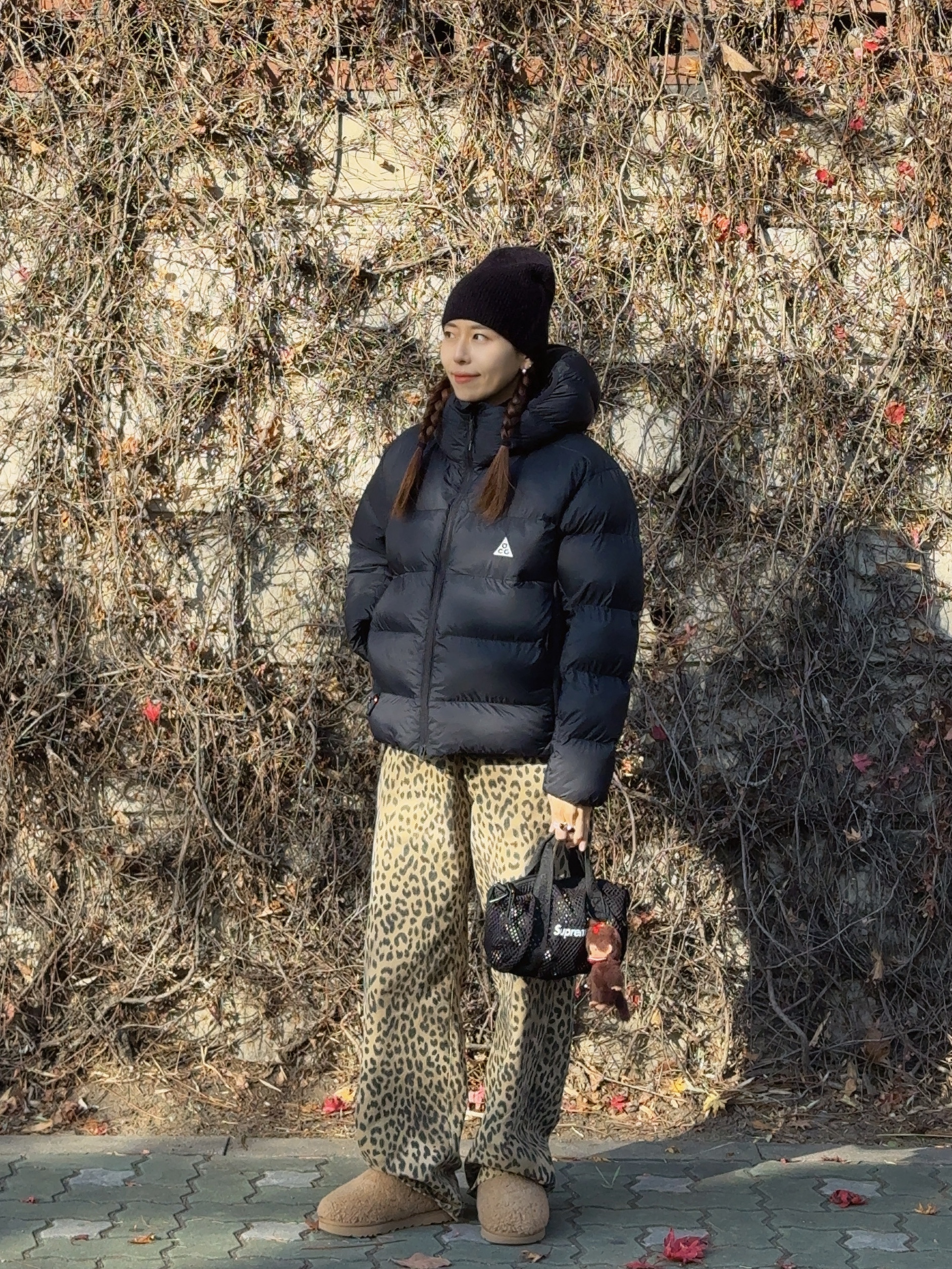 (W) Nike ACG Lunar Lake Primaloft Therma-Fit ADV Loose Hooded Jacket Black Summit White - Asia, (W) UGG Maxi Curly Tasman Slipper Chestnut 착용 스타일 - 3