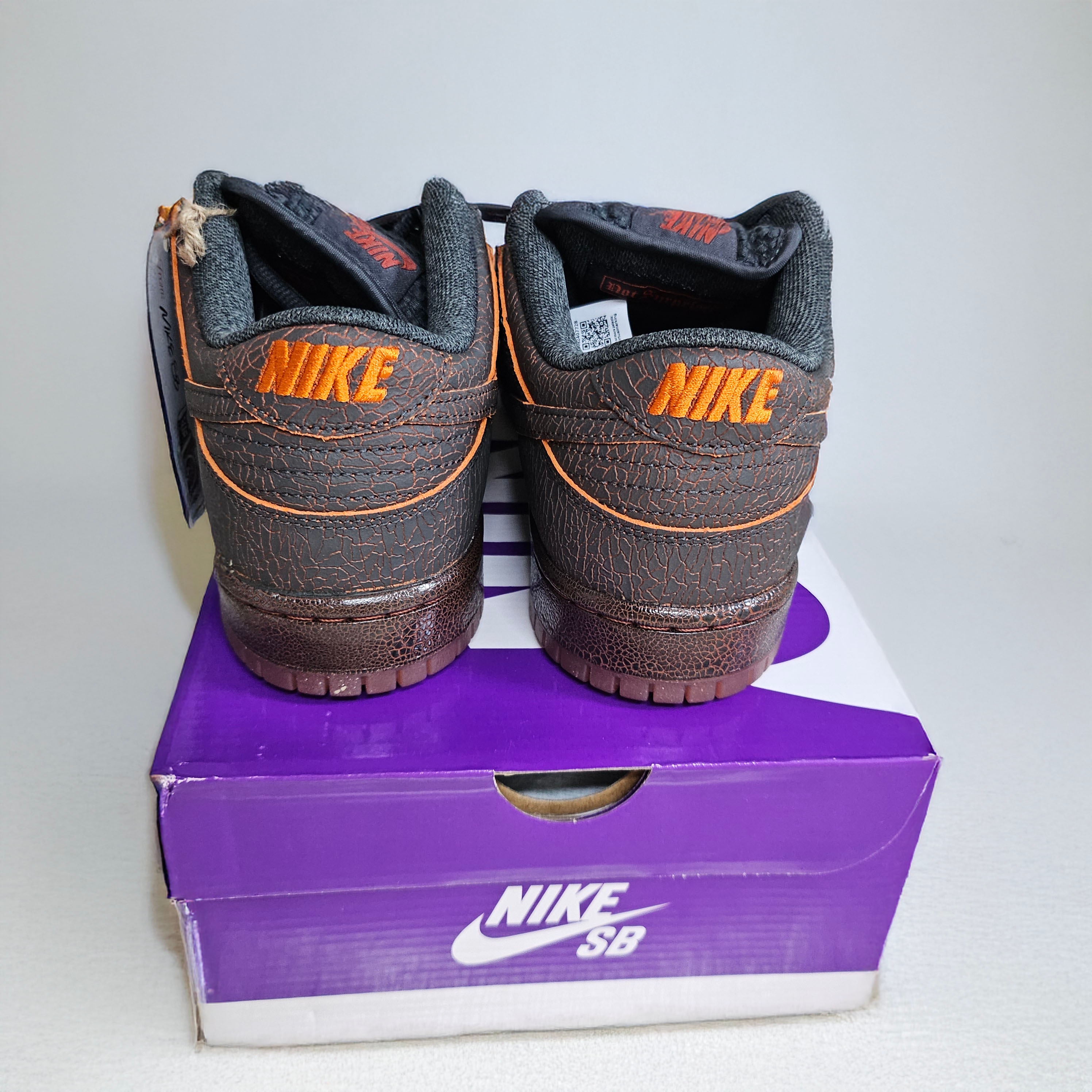 Nike SB Dunk Low Pro Premium Dark Smoke Grey and Black 착용 스타일 - 3